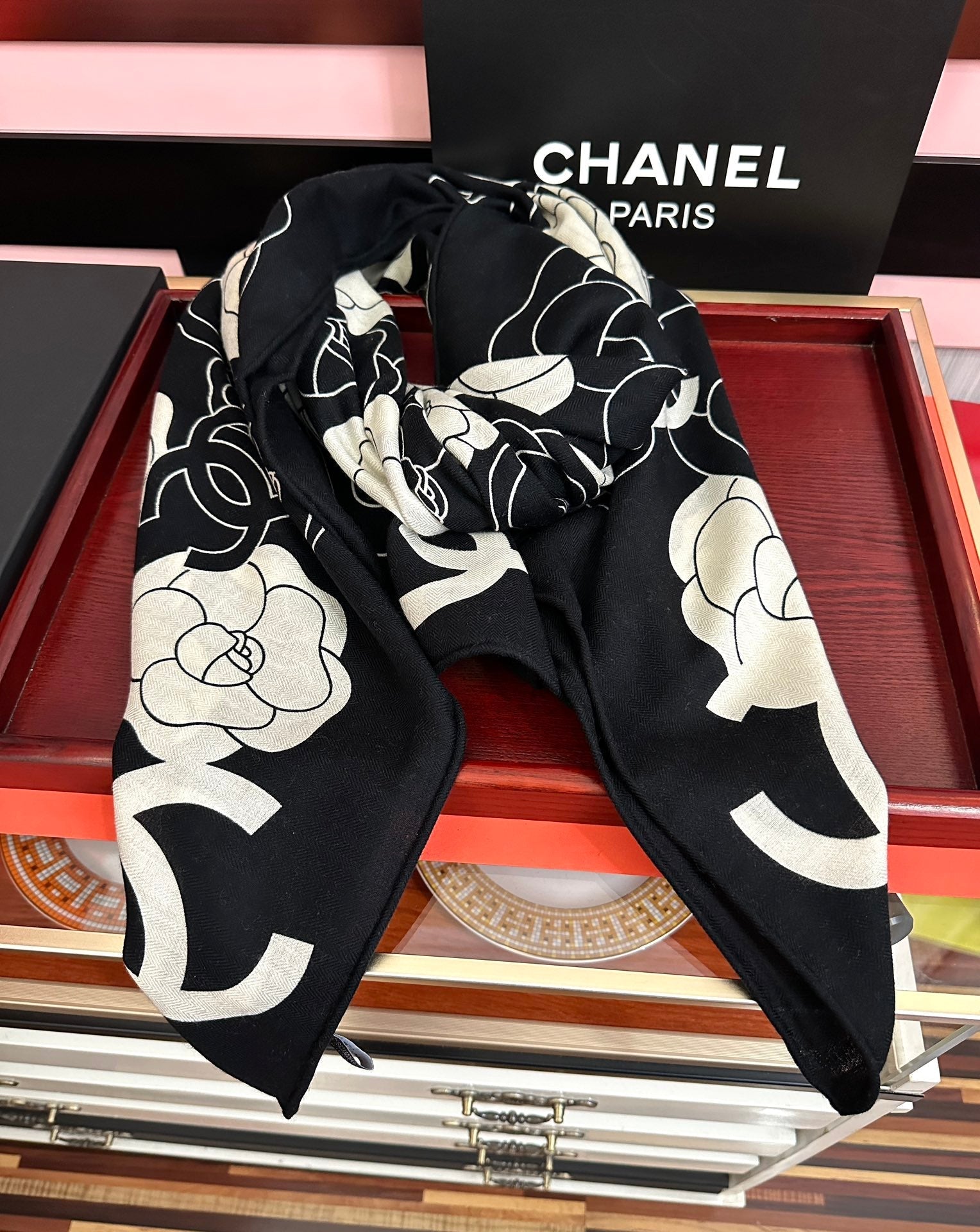 CC 25 Scarf 140cm Black and White Silk Cashmere 825604