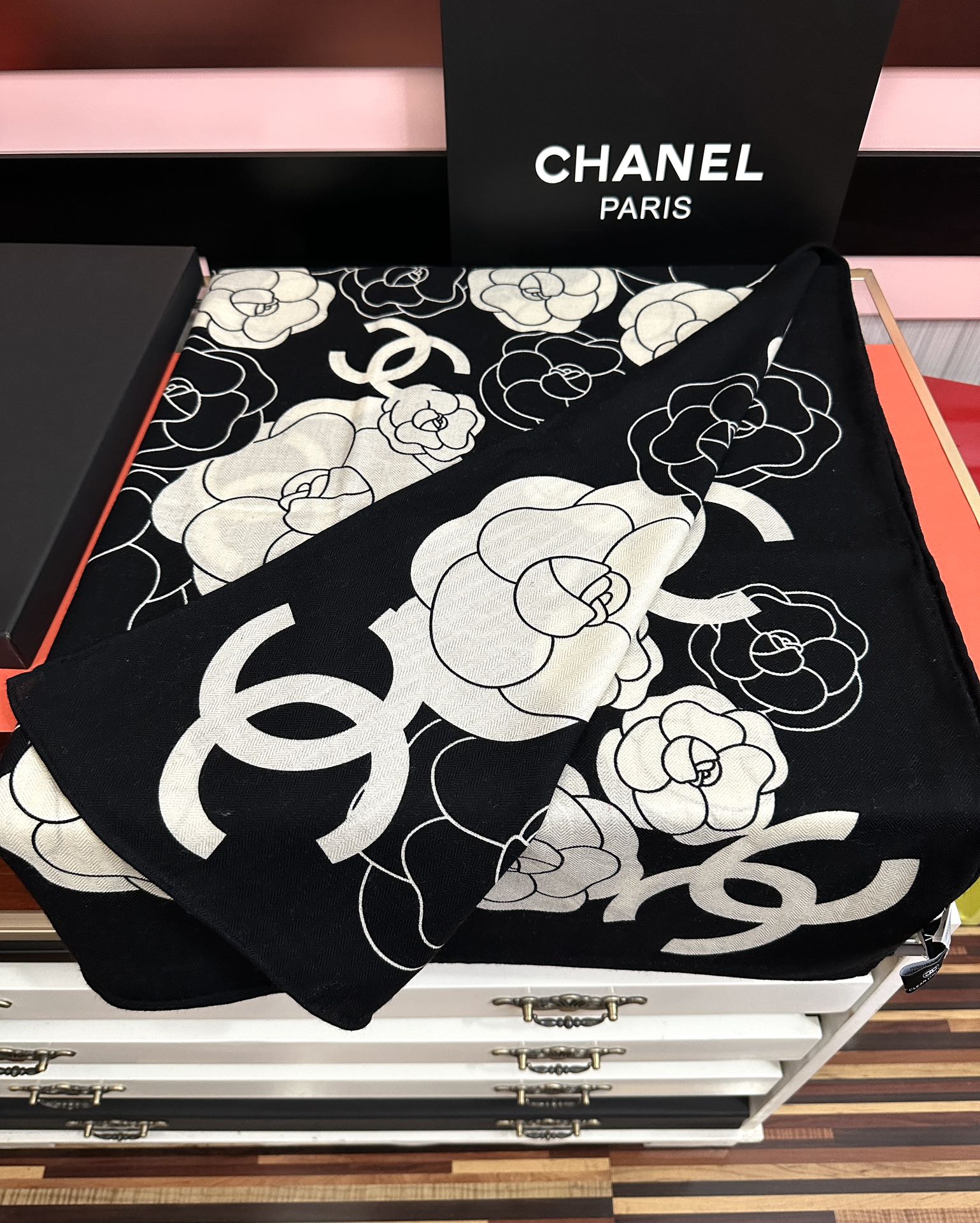 CC 25 Scarf 140cm Black and White Silk Cashmere 825604