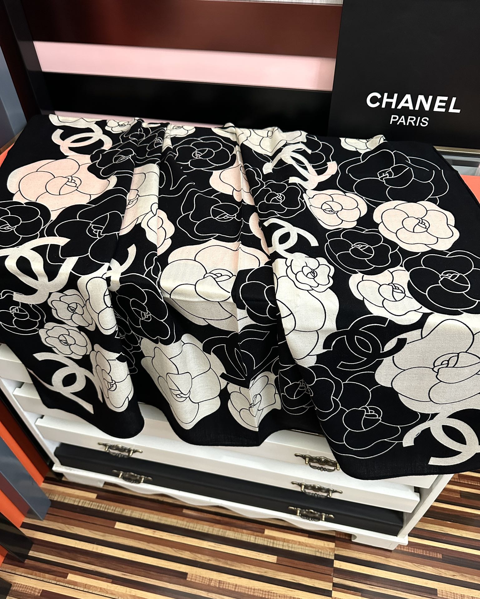 CC 25 Scarf 140cm Black and White Silk Cashmere 825604