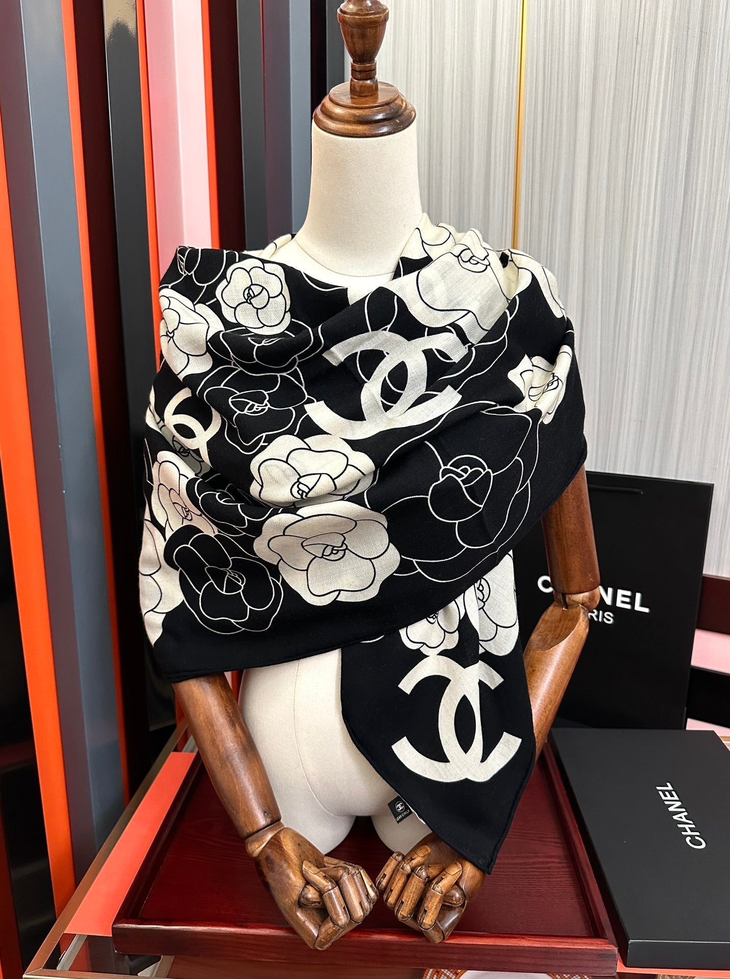 CC 25 Scarf 140cm Black and White Silk Cashmere 825604