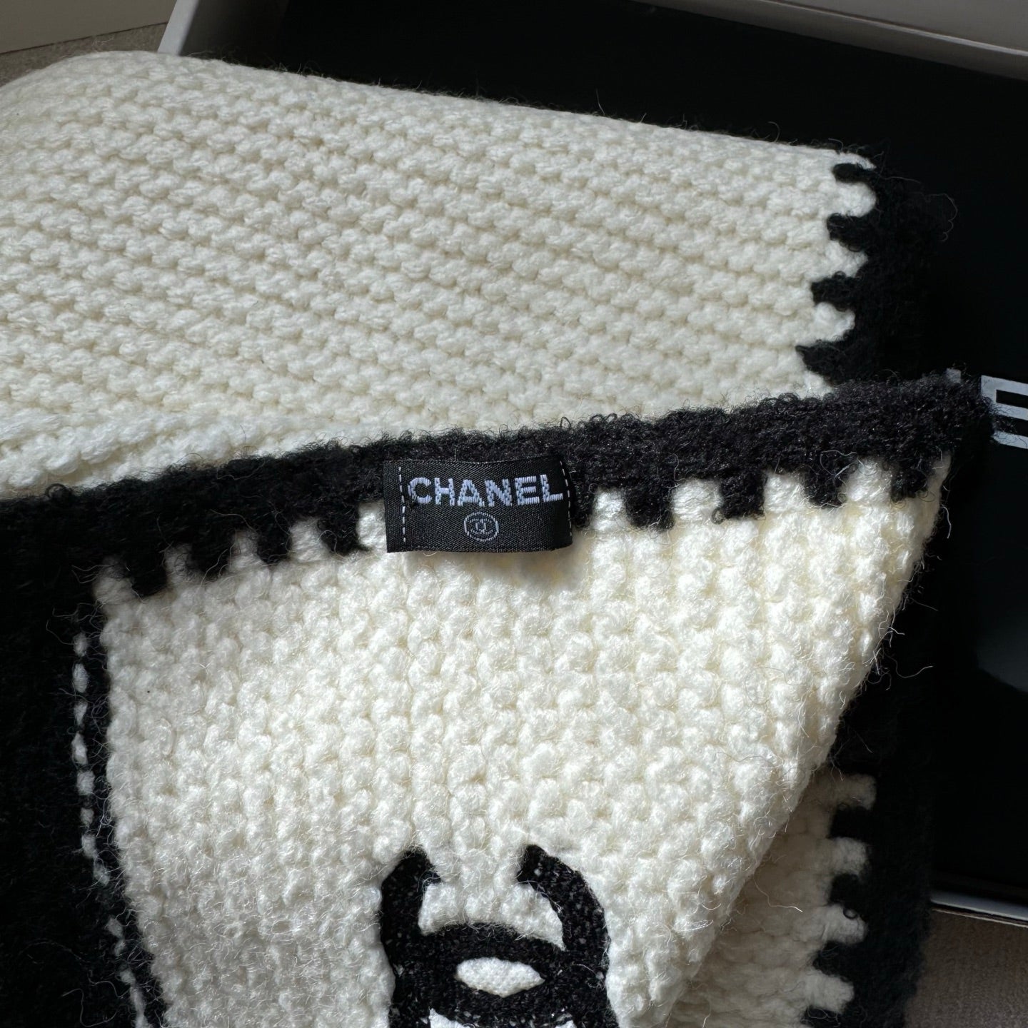 CC Knitted Long Scarf White Cashmere 828773
