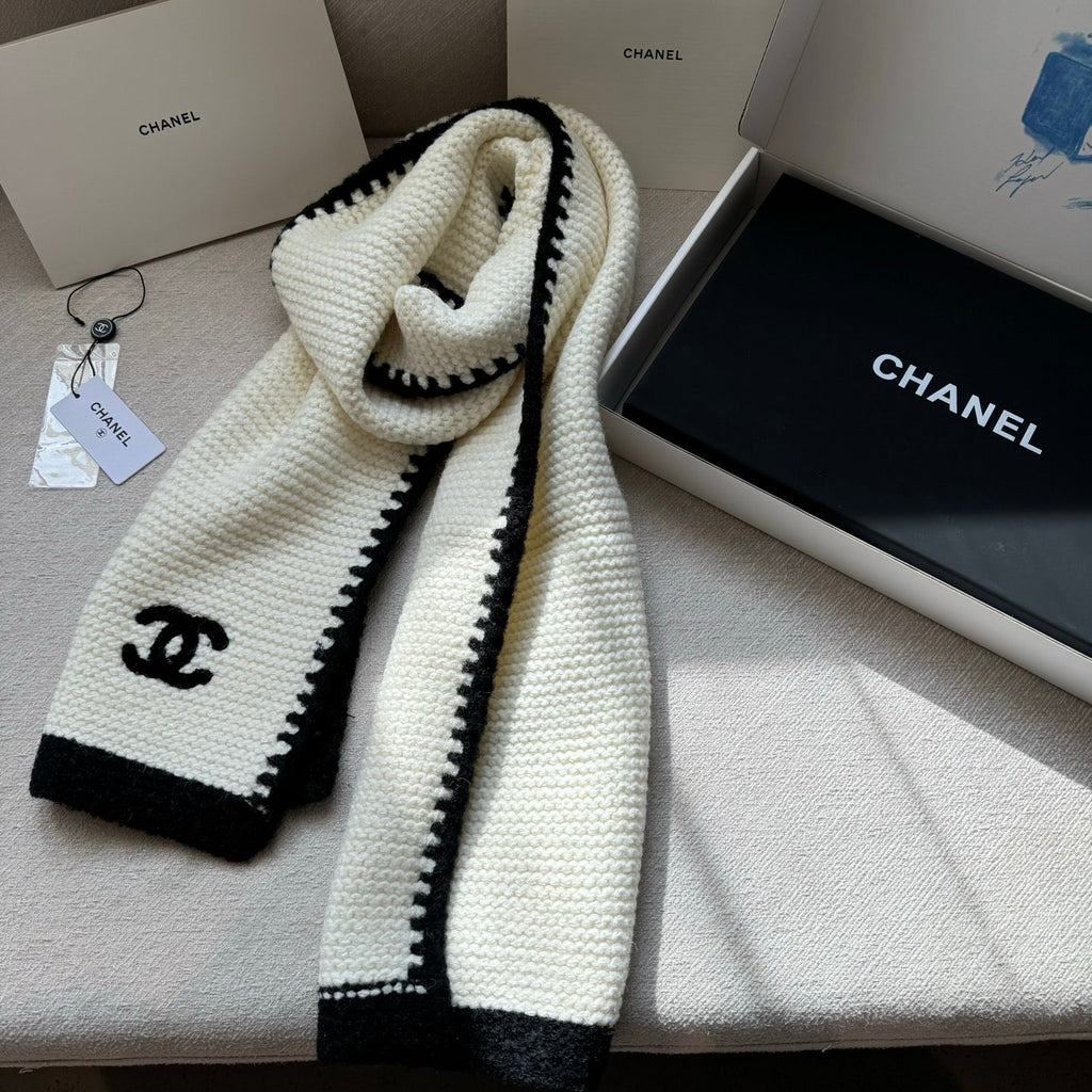 CC Knitted Long Scarf White Cashmere 828773