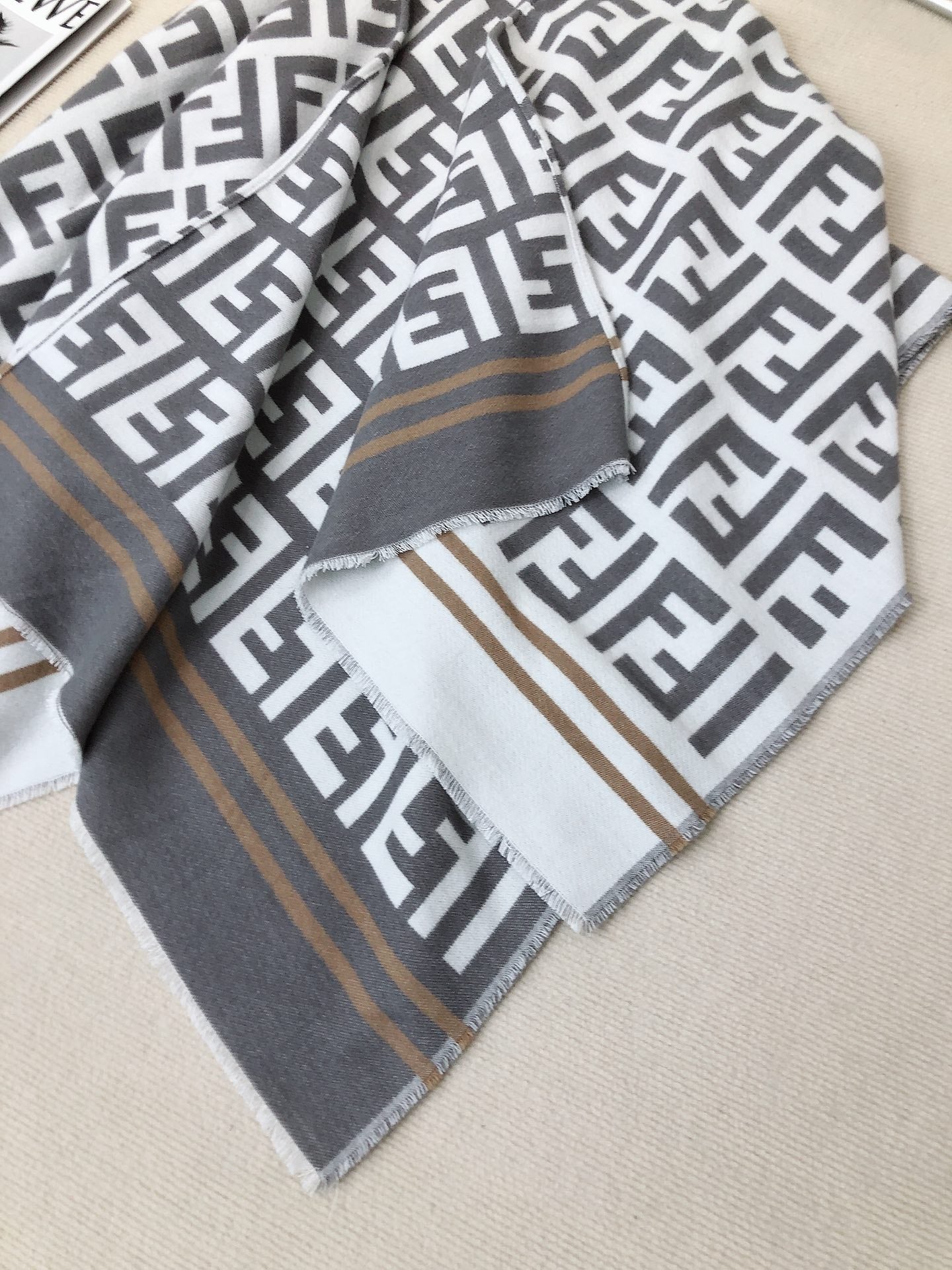 FF 140CM Two-tone White Gray Wool 103730