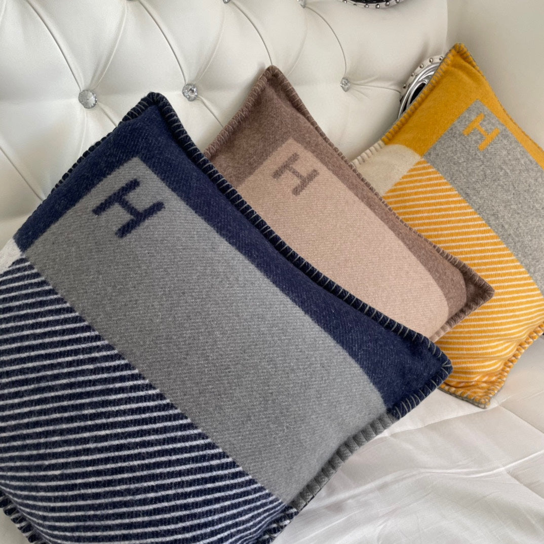 HM H Riviera Pillow 50 x 50cm Marine Cashmere