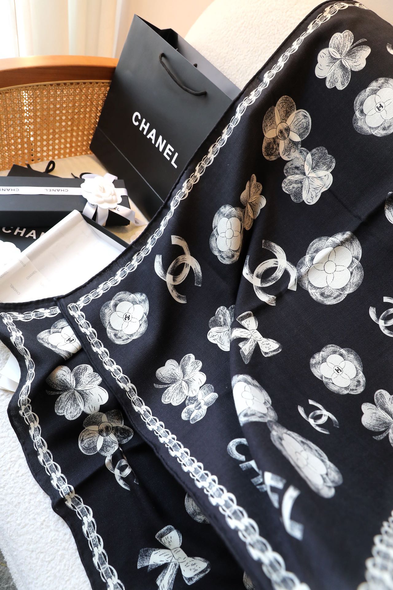 SCARF 180 CM IN BLACK FLOWER MONOGRAM SILK AND CASHMERE 401134