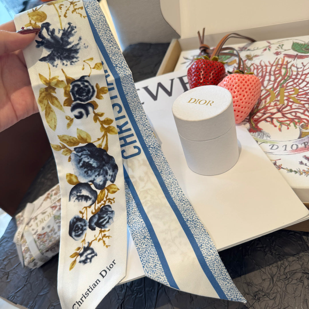 CD 26s Scarf 100cm In Silk 309535