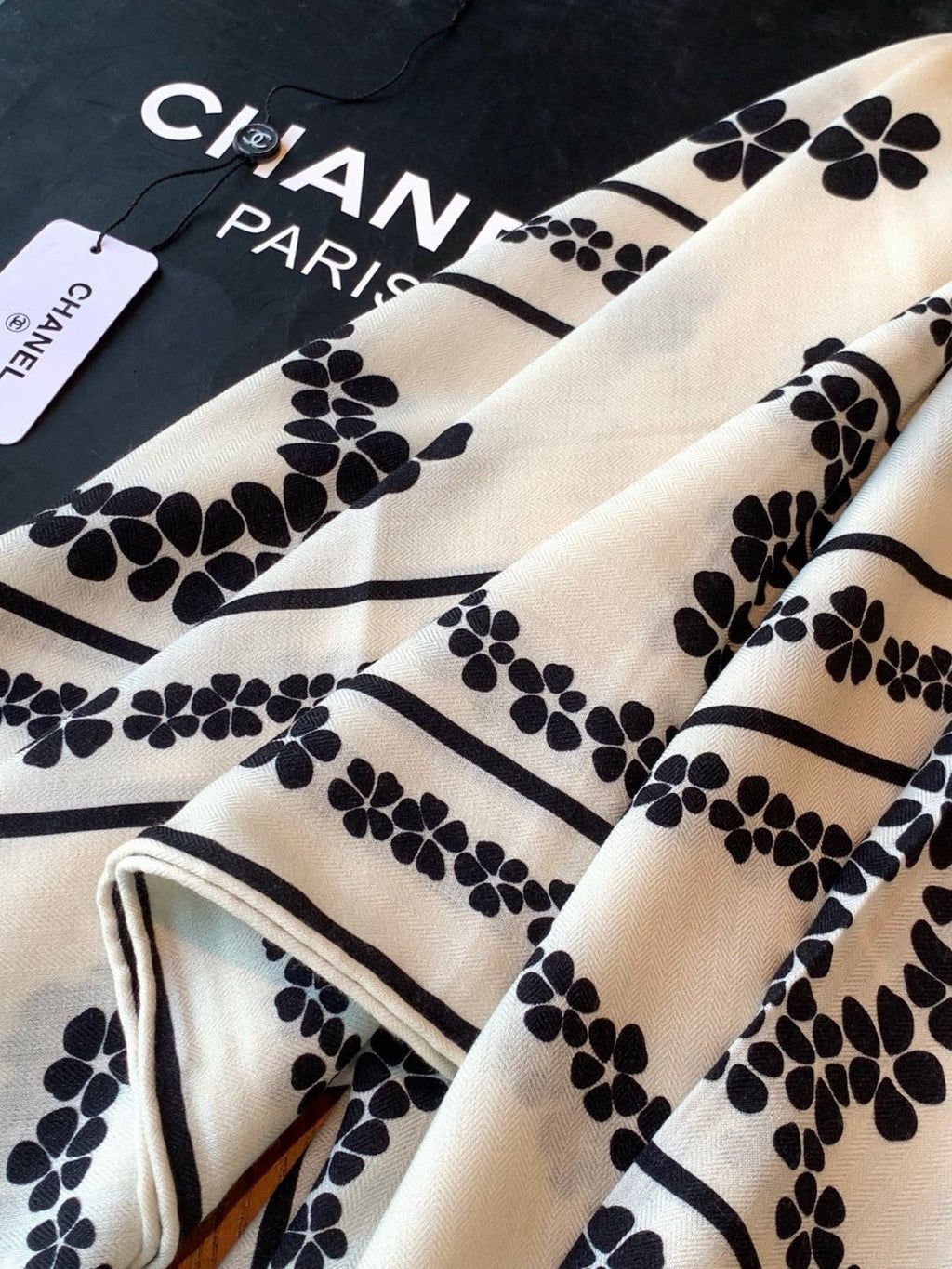 CC 26s Scarf 140 In Cashmere Silk 309370