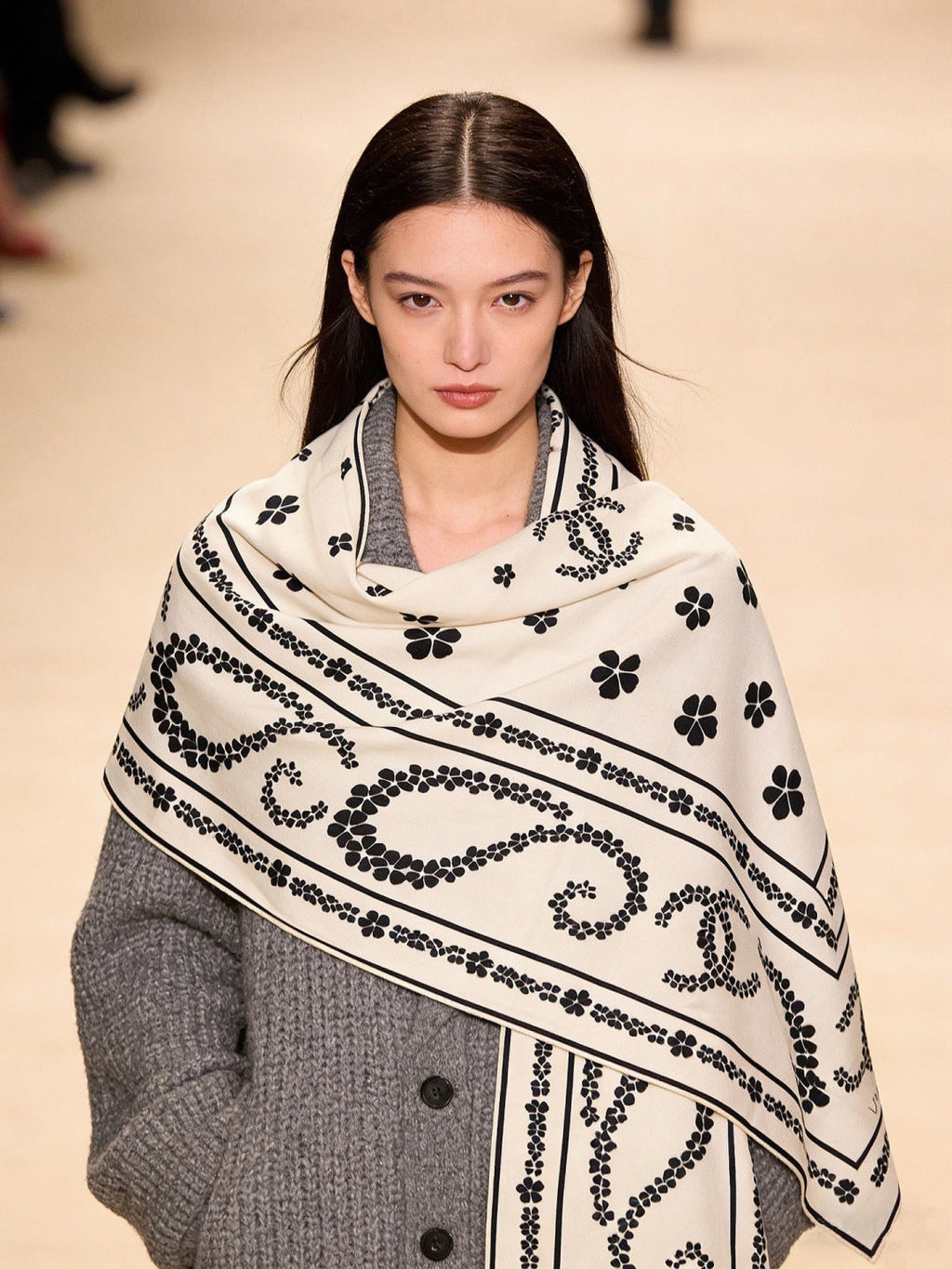 CC 26s Scarf 140 In Cashmere Silk 309370