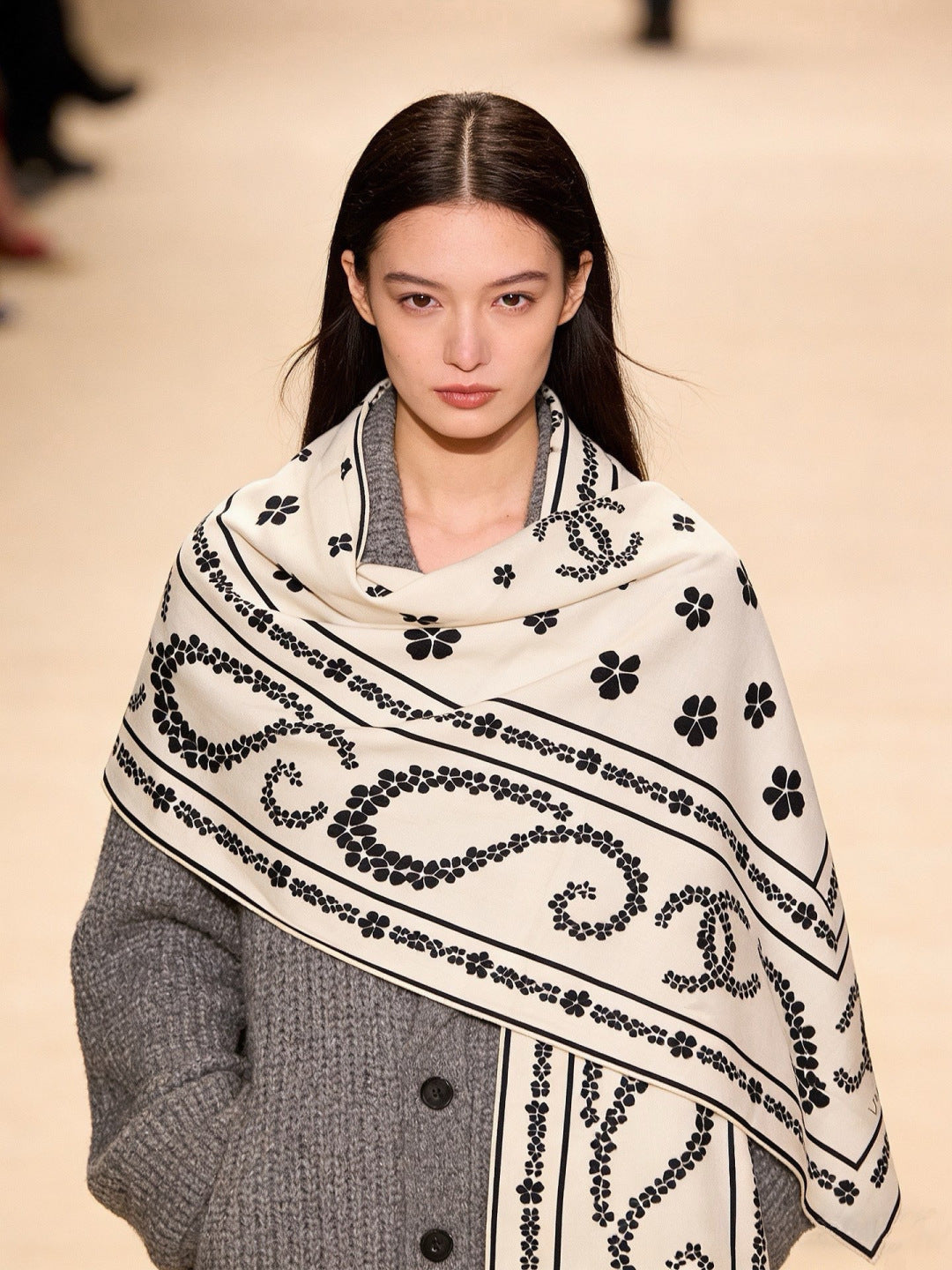 CC 26s Scarf 140 In Cashmere Silk 309370