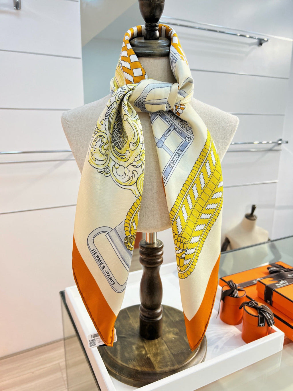 HM 26s Printed Square Scarf 88 In Silk 309938