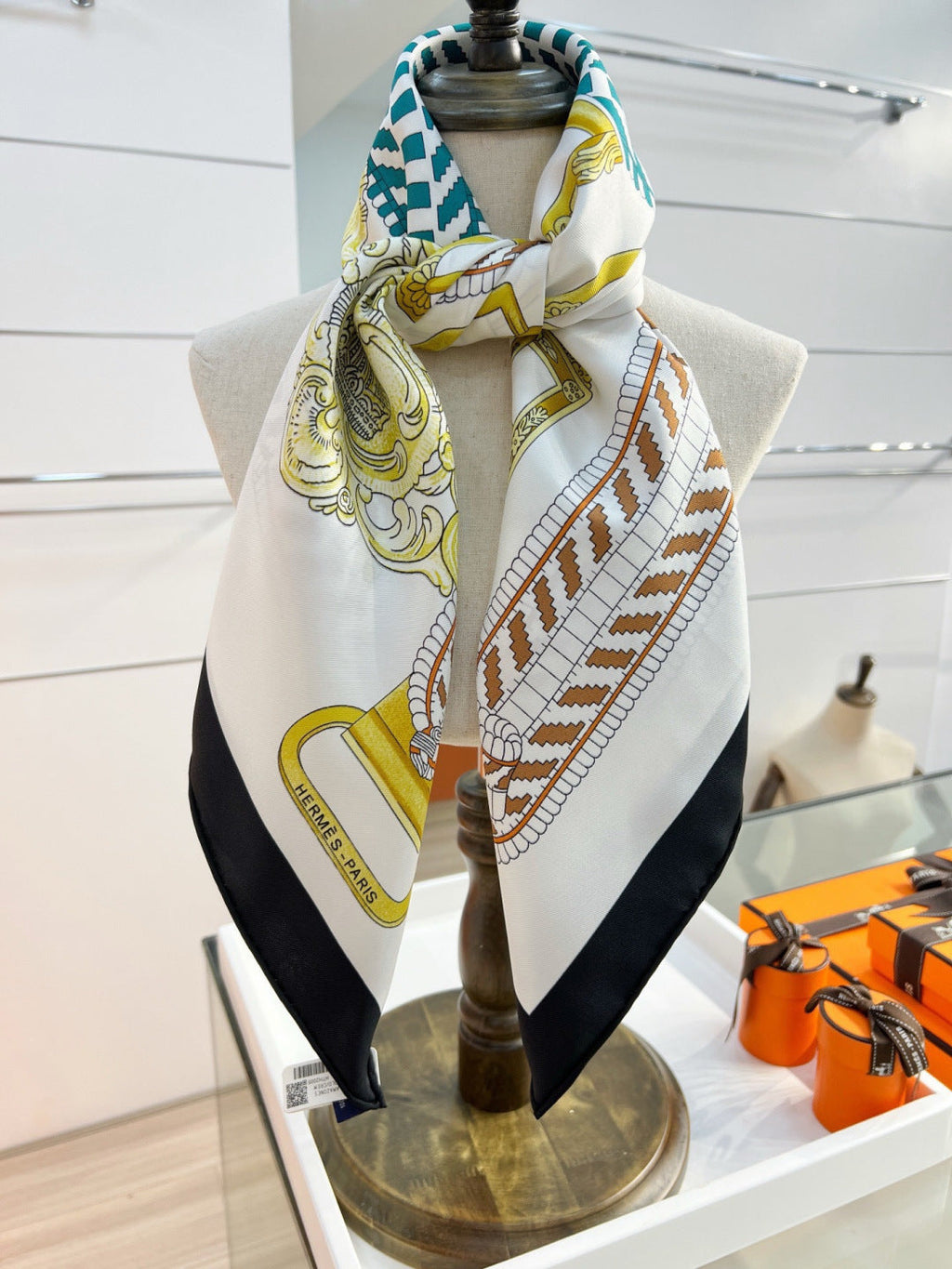 HM 26s Printed Square Scarf 88 In Silk 309939