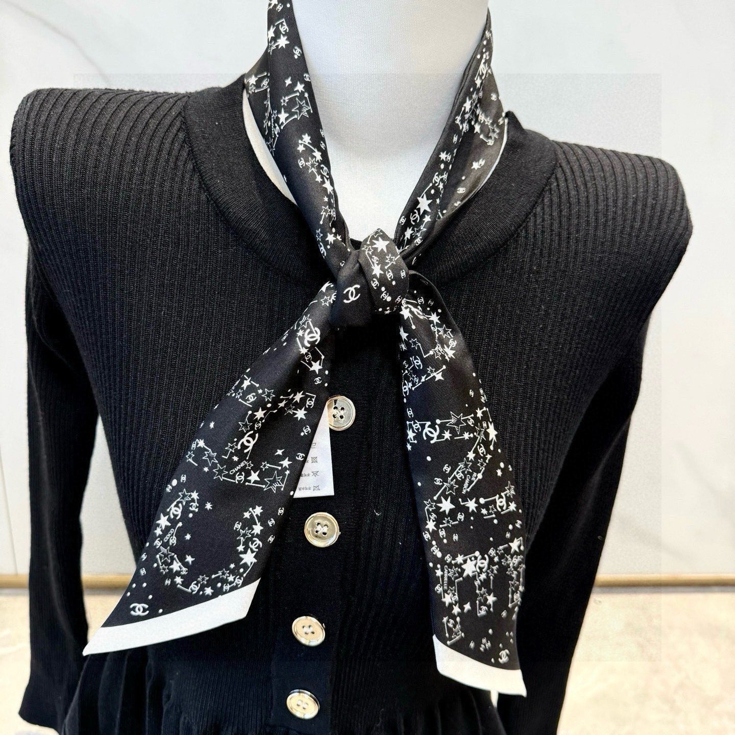 CC Twilly Mini Star Scarf 120cm Black Mulberry Silk 945724