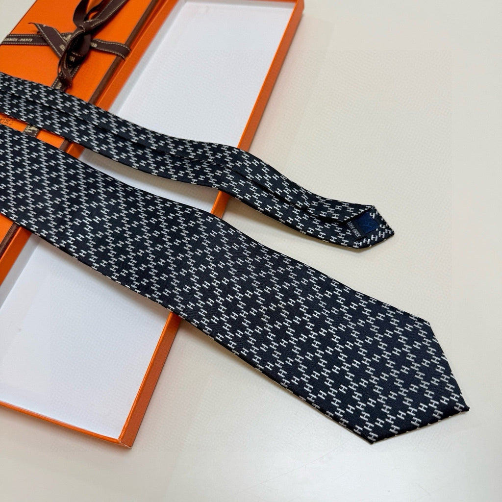 HM Subtle Logo Tie Black Twill Silk 212086