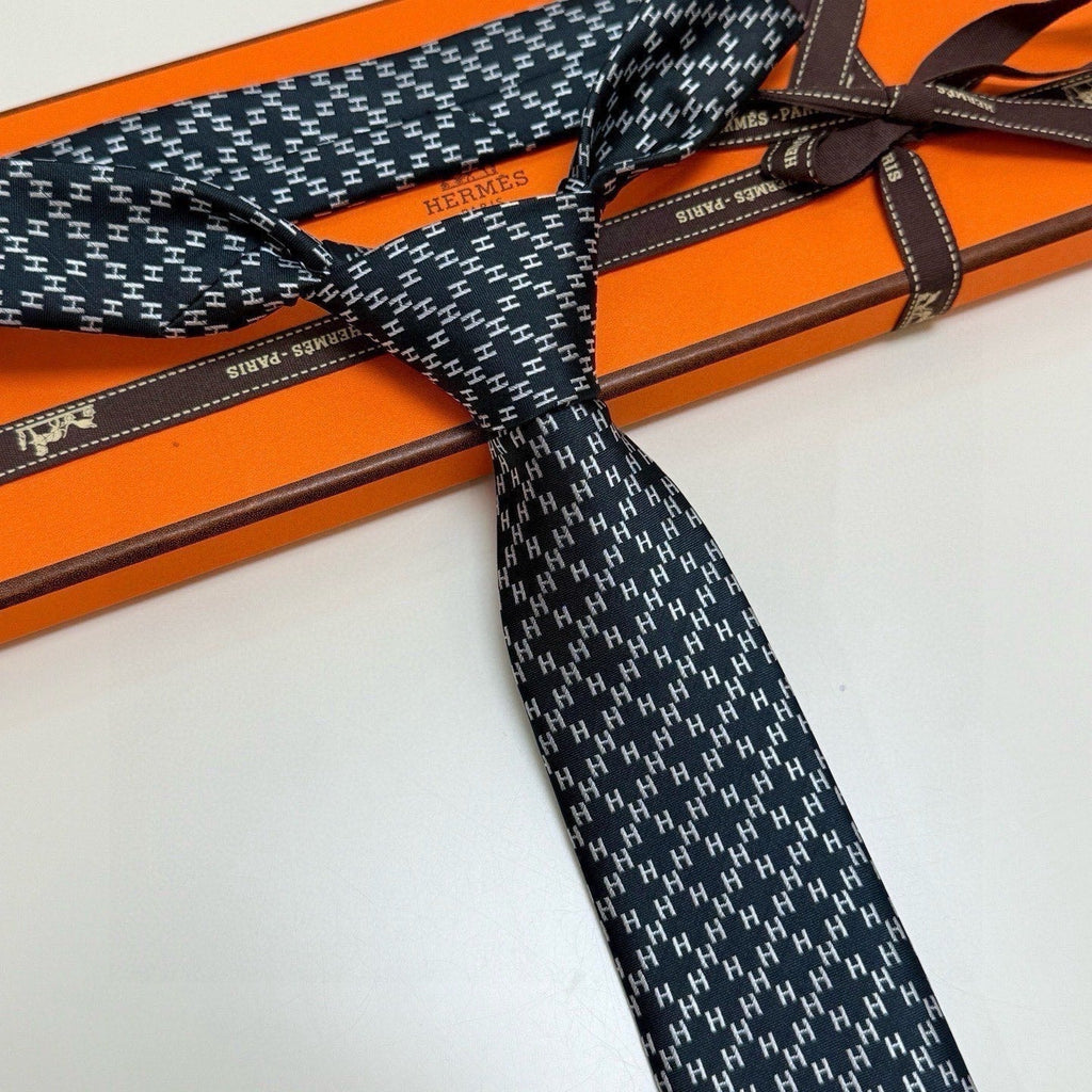 HM Subtle Logo Tie Black Twill Silk 212086