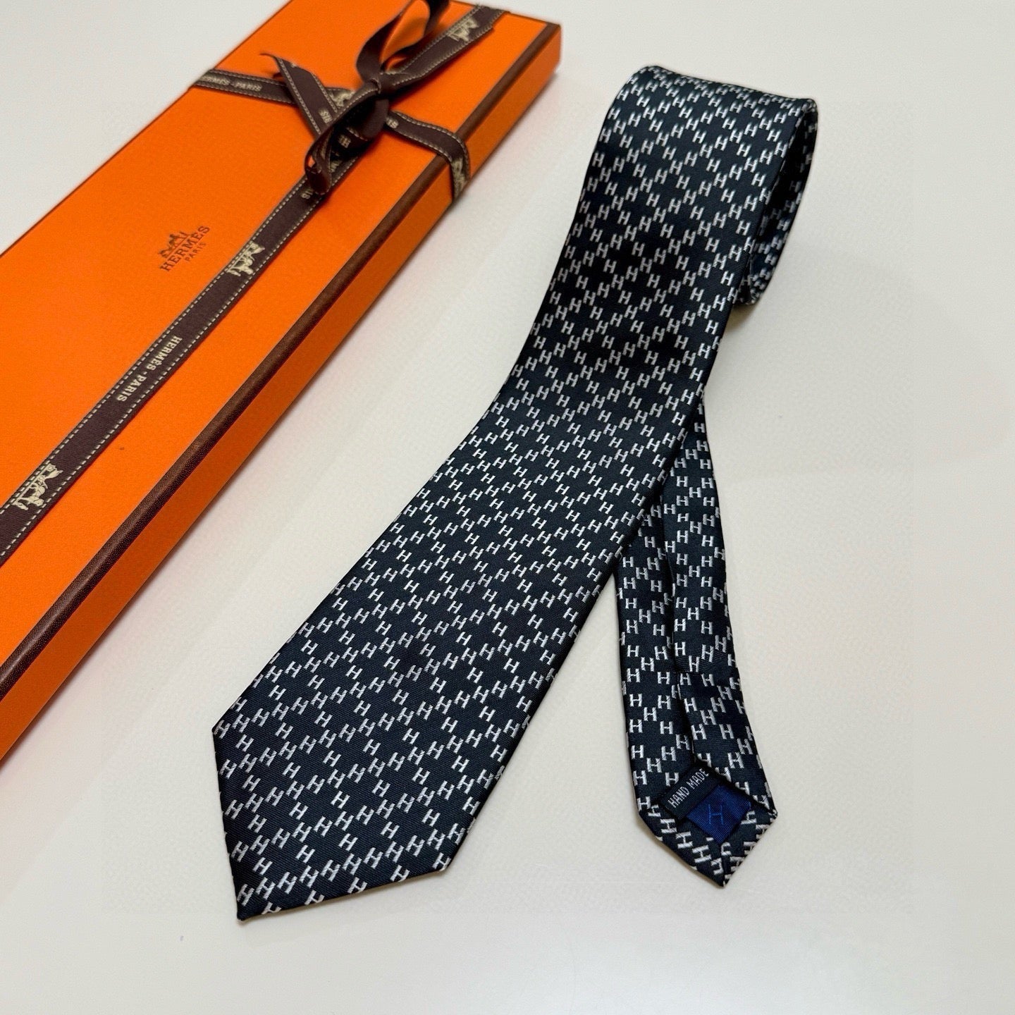 HM Subtle Logo Tie Black Twill Silk 212086