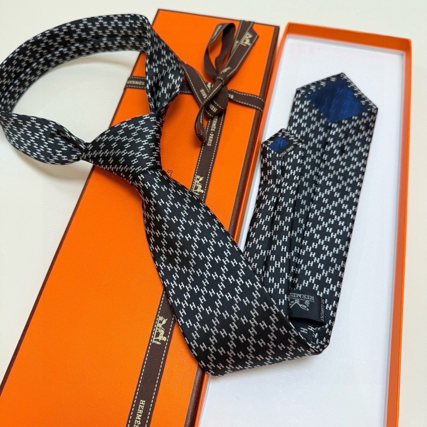 HM Subtle Logo Tie Black Twill Silk 212086
