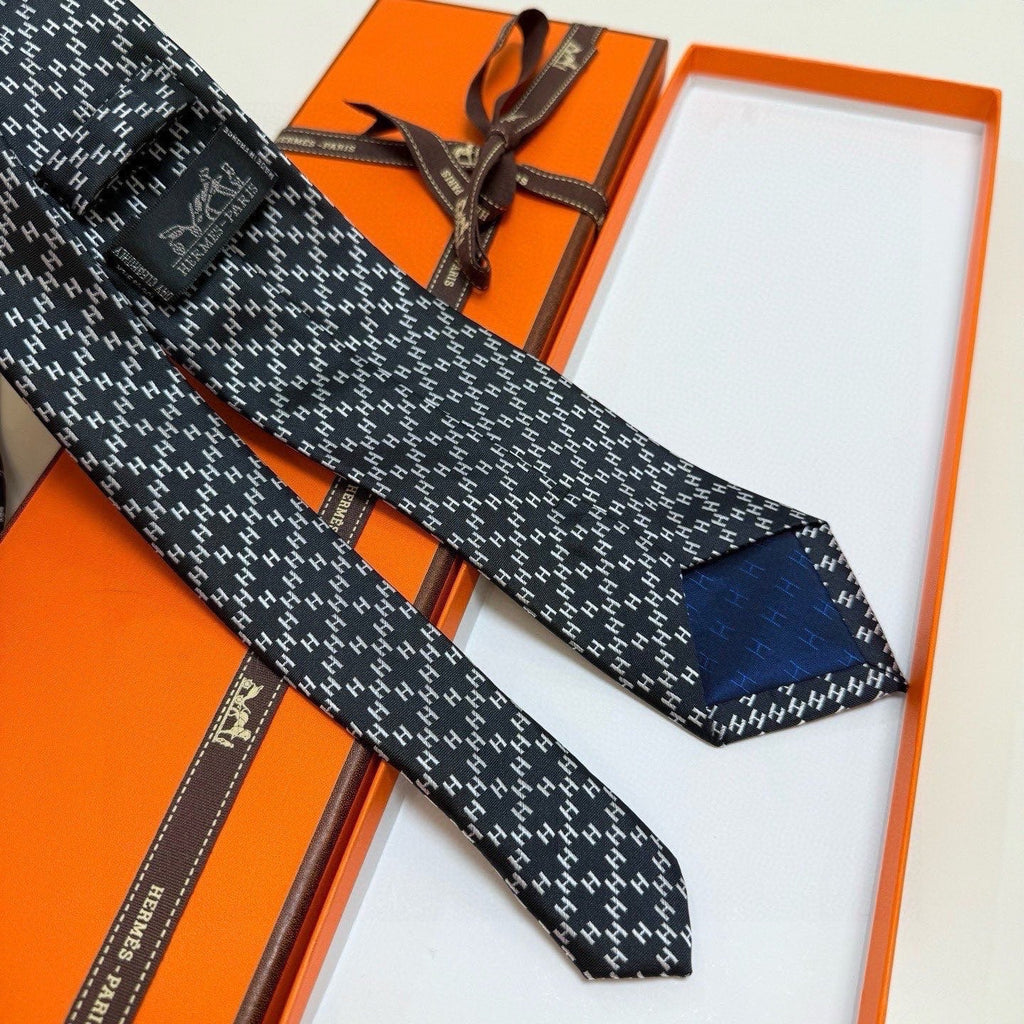 HM Subtle Logo Tie Black Twill Silk 212086