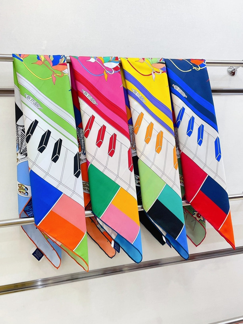 En Studio Scarf 90 CM In Colorful Silk Twill  235407