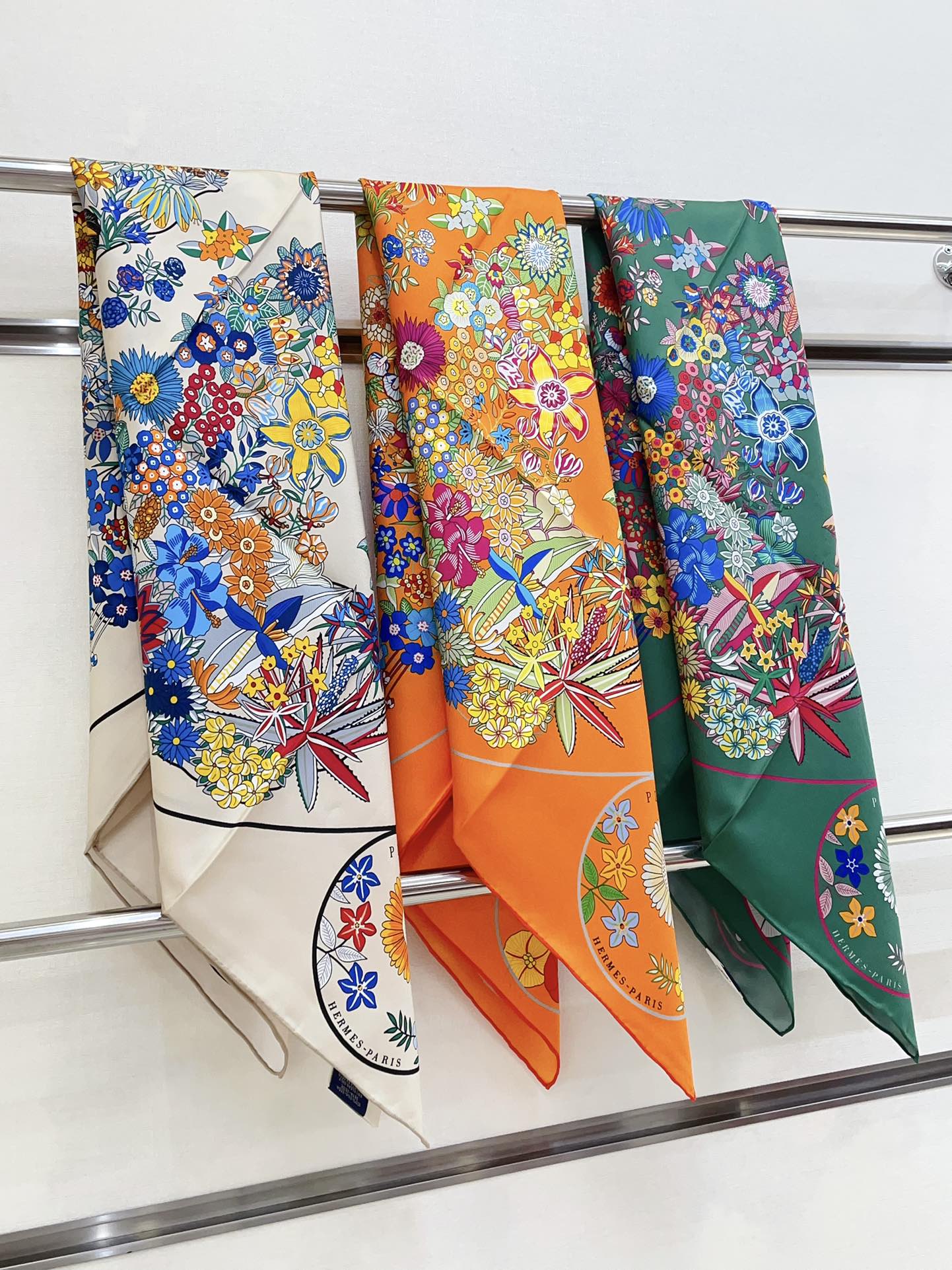 Planifleurs scarf 90 CM In Green Colorful Silk Twill 249921
