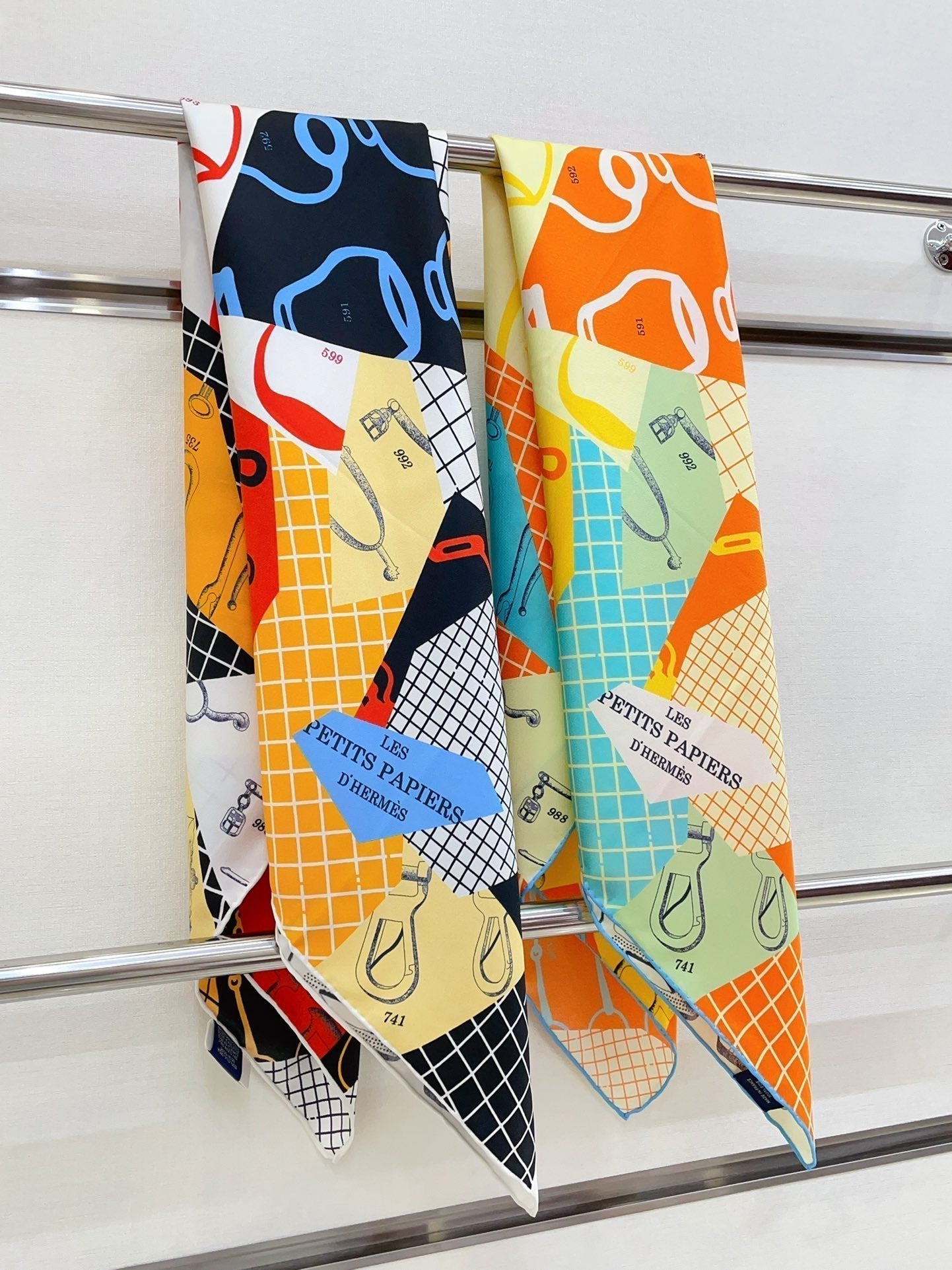 Les Petits Papiers d'Hermès Scarf 90 CM IN Colorful Silk Twill 296705