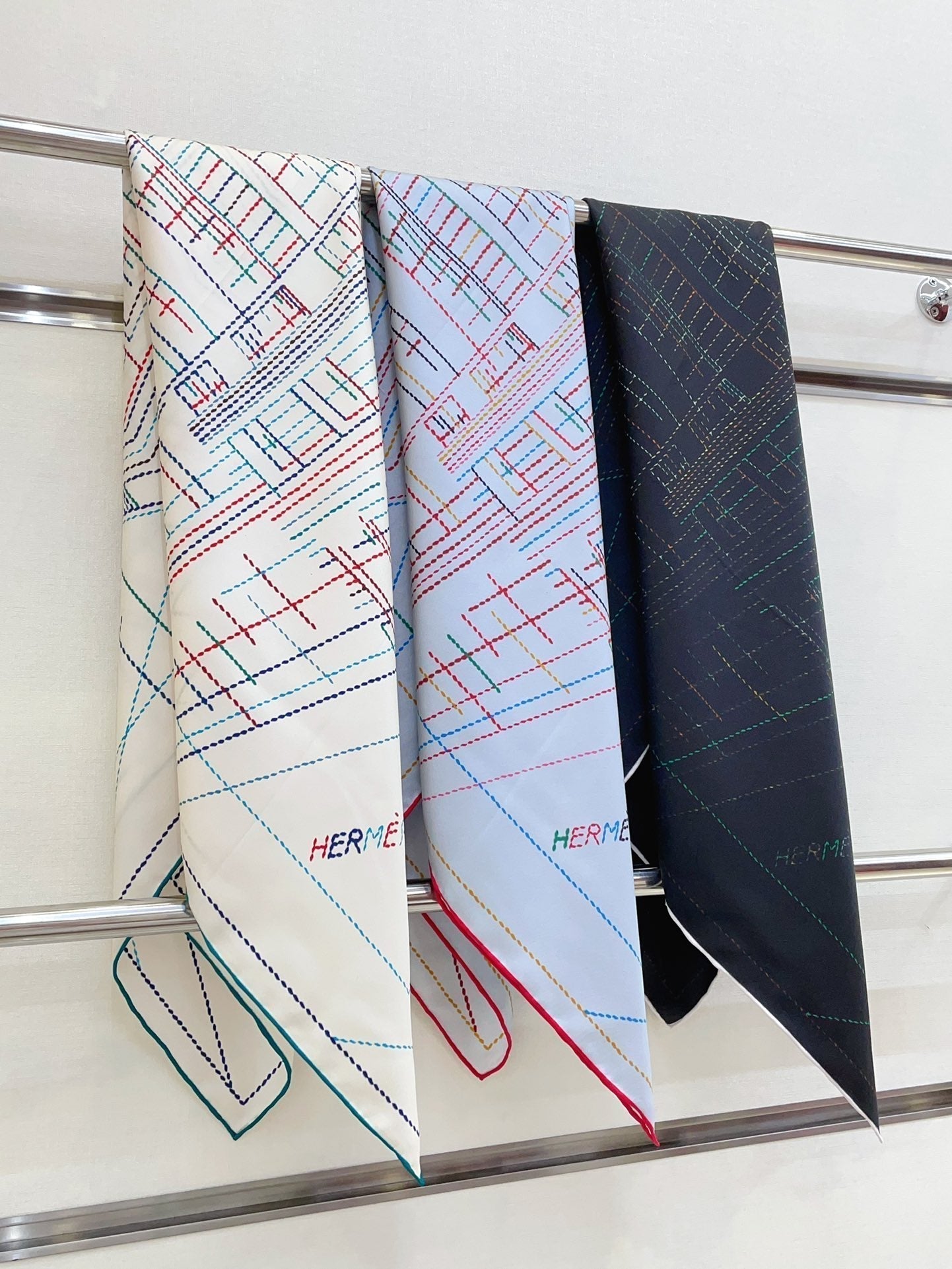 Pique Sellier Shawl 90 CM In Black Colorful Silk Twill 312868