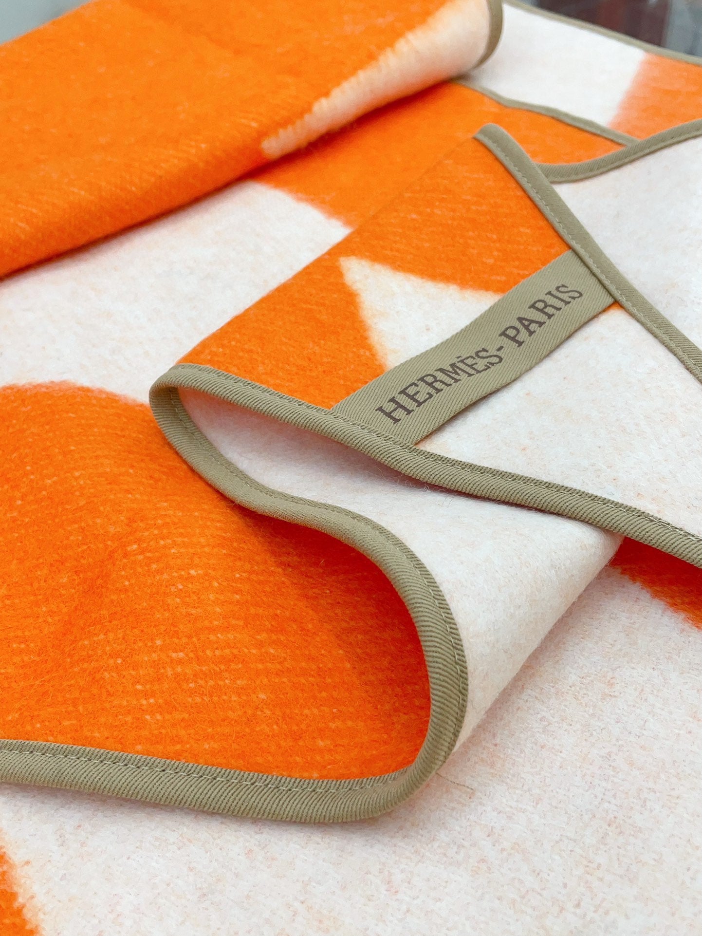 Diamond Shaped Scarf 186 CM In Orange Mix White Cashmere 373671