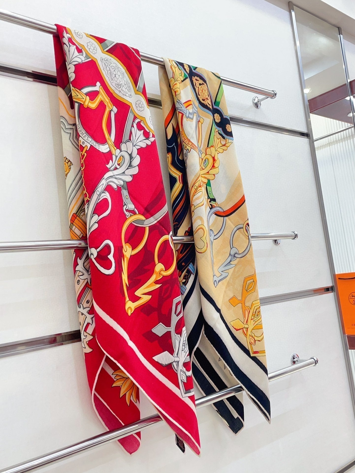 Brides Et Destin Scarf 140 CM In Light Yellow Colorful Cashmere Silk 375373