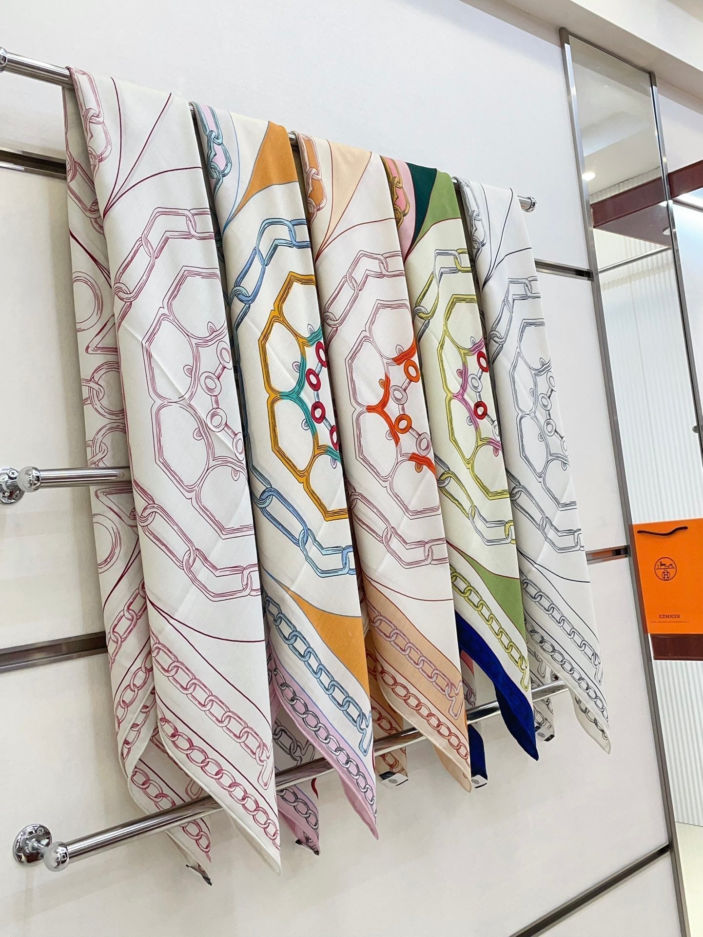 Effet Kaleidoscope Shawl 135 CM In White Mix Red Cashmere And Silk 382606