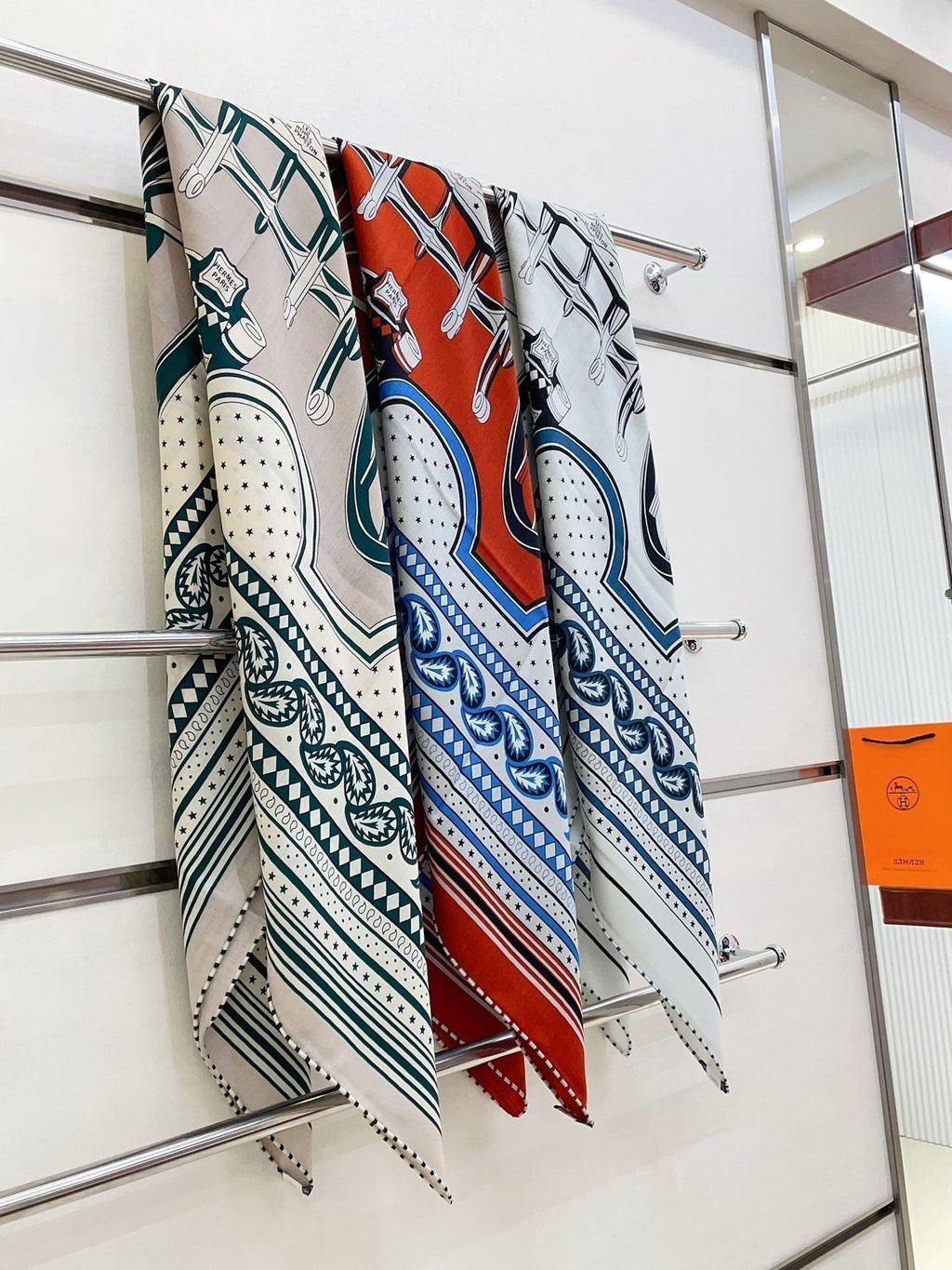 LES ROUES DE PHAETON BANDANA SHAWL 140 CM COLORFUL 385447
