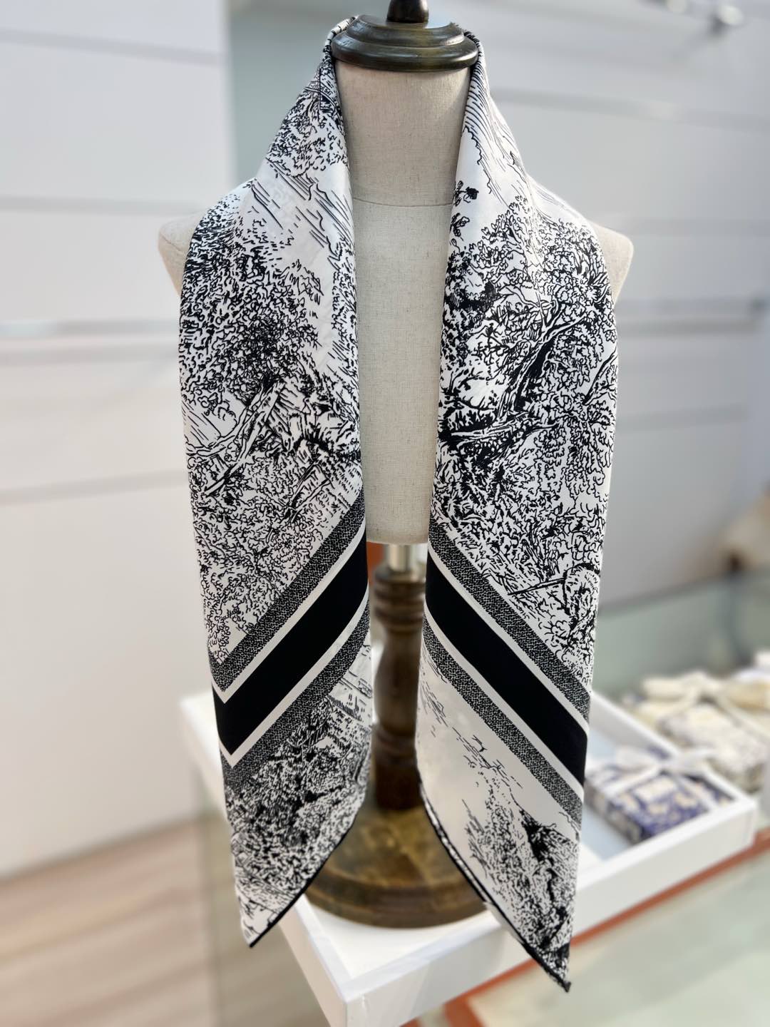 CD 26s Scarf 90cm In Silk 198369