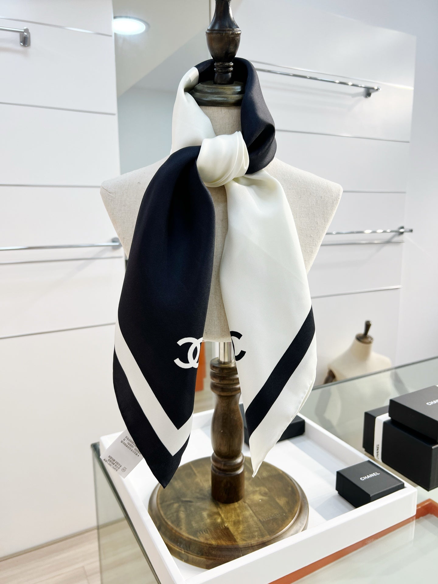 CC Scarf 90x90 White Black Silk Twill 204019