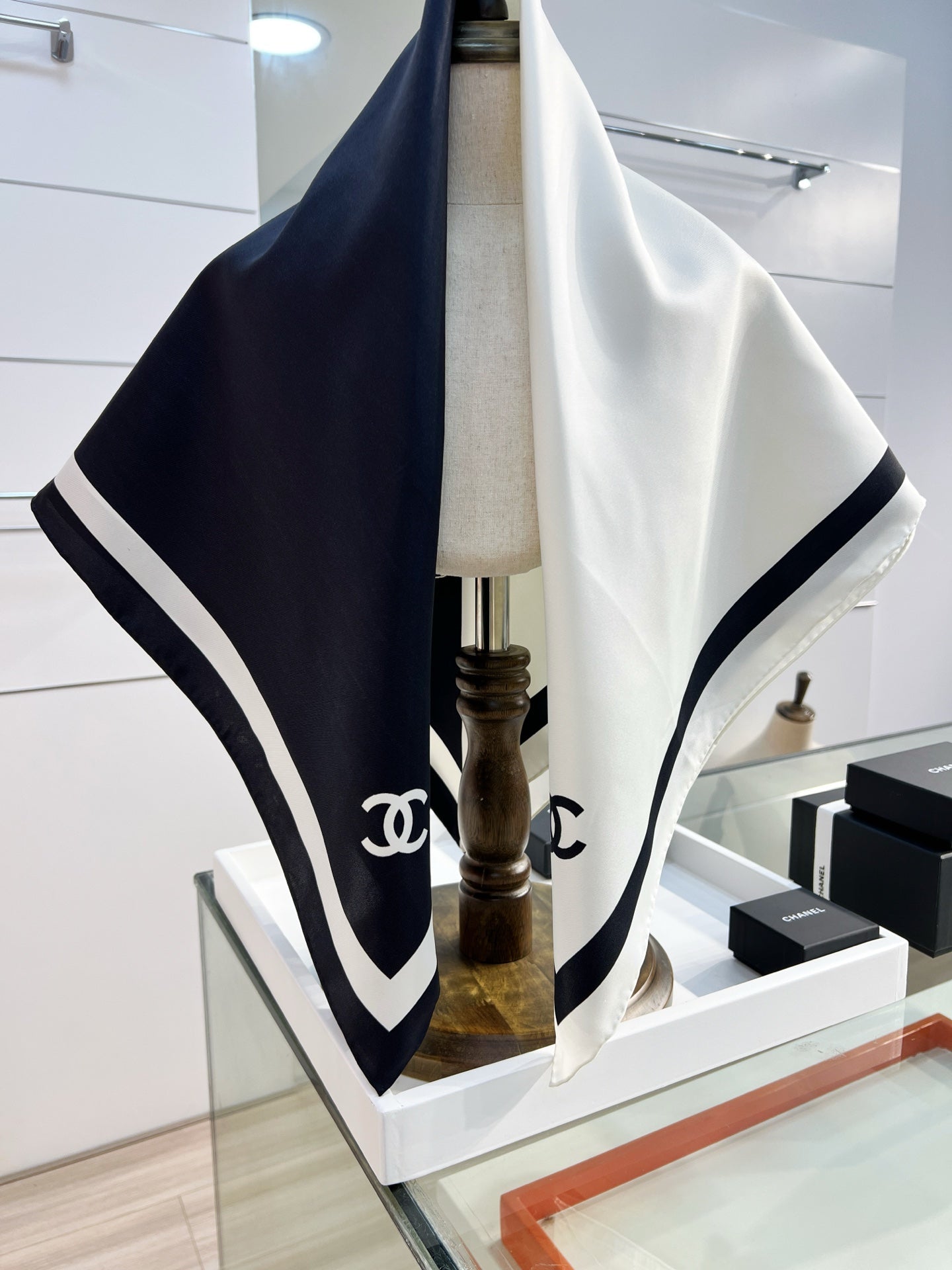 CC Scarf 90x90 White Black Silk Twill 204019