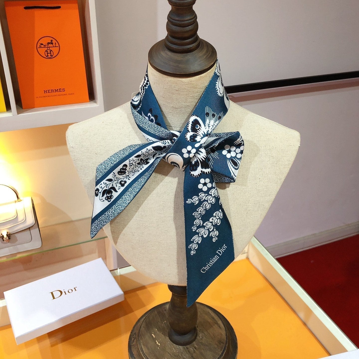 CD 26s Scarf 105cm In Silk 314839