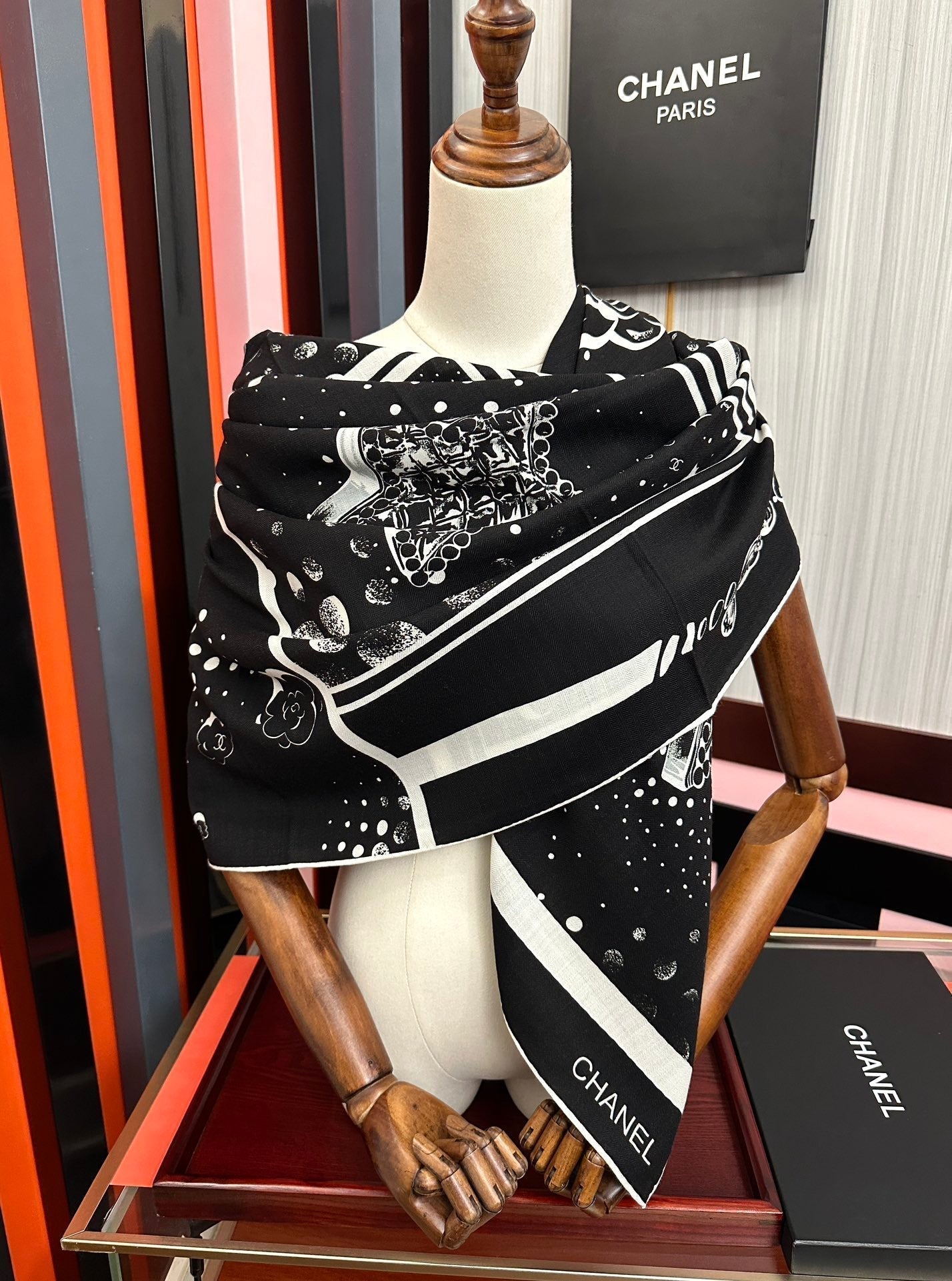 CC Camellia Letter Print 140cm Black White Cashmere 153107