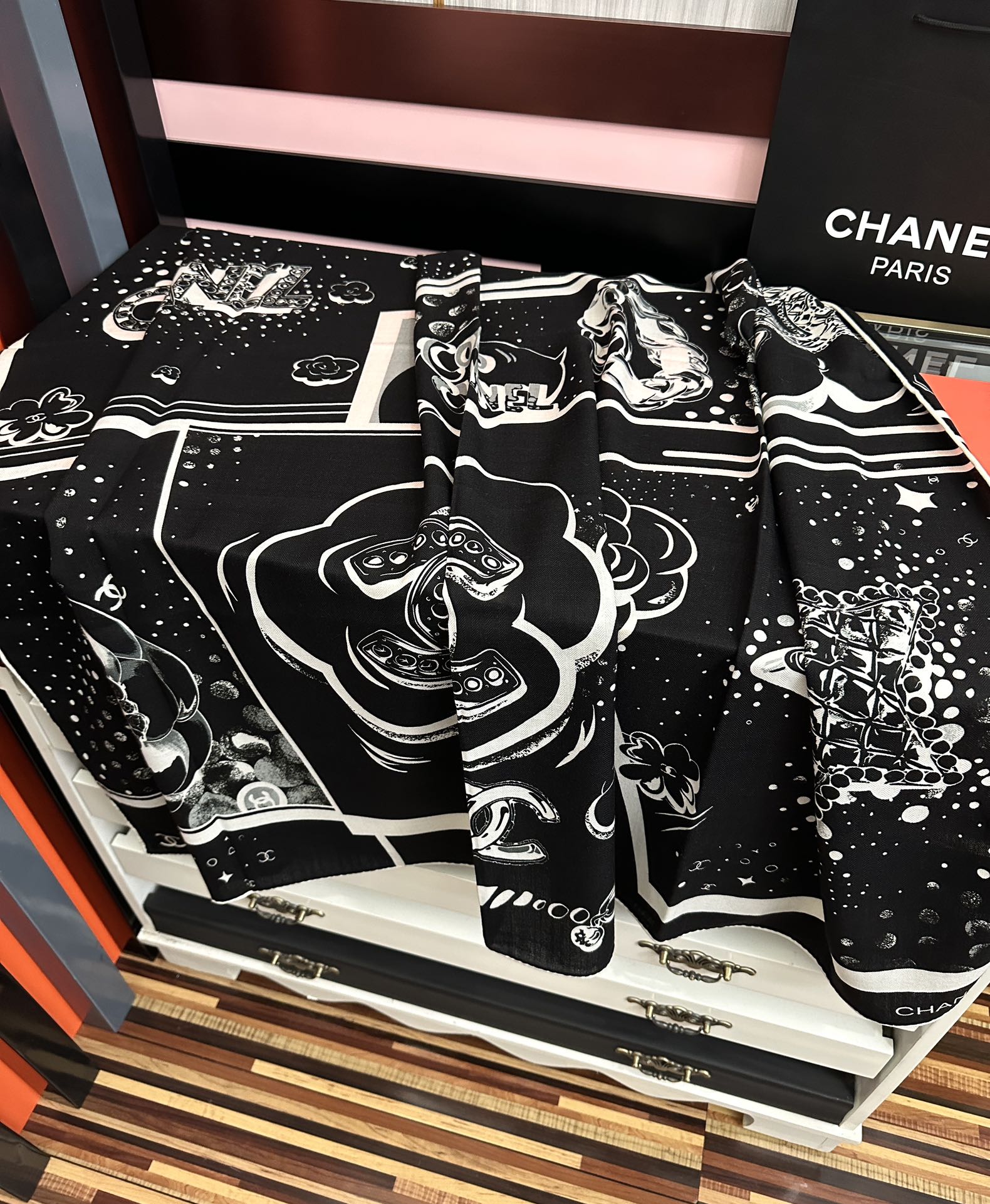 CC Camellia Letter Print 140cm Black White Cashmere 153107