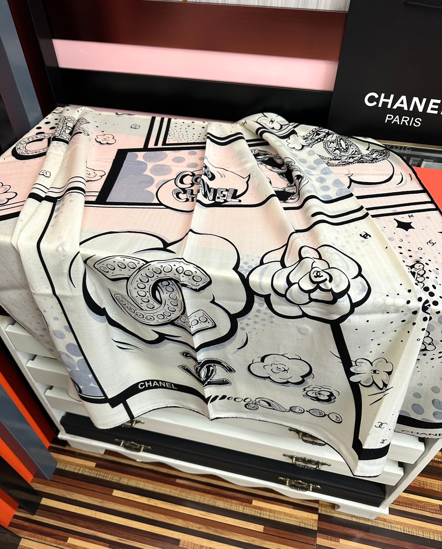 CC Camellia Letter Print 140cm White Black Cashmere 153108