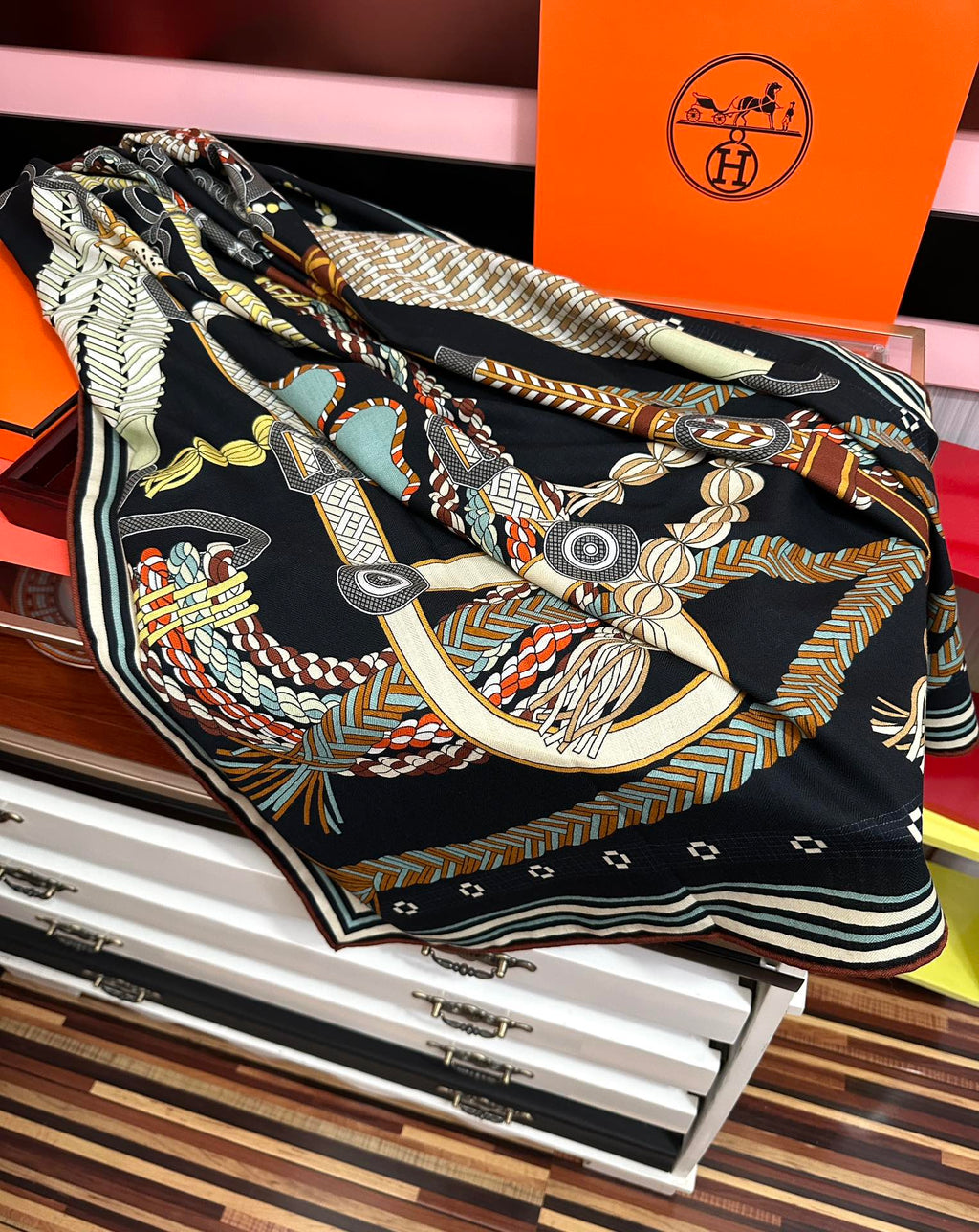HM 26s Double-sided Scarf 140cm Black Multicolore Silk Velvet 153109