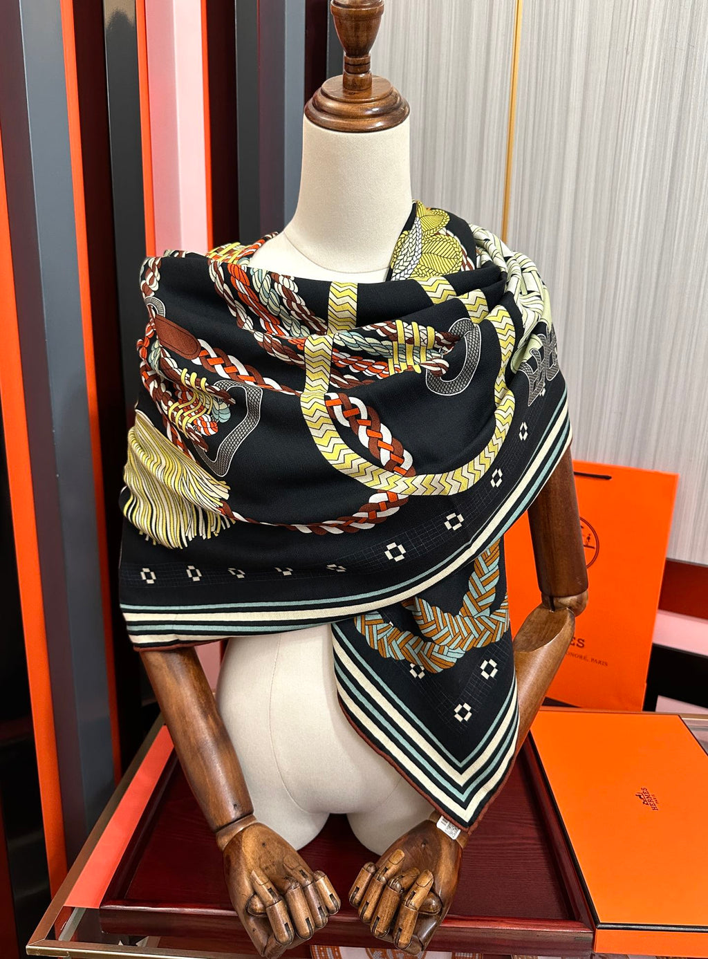 HM 26s Double-sided Scarf 140cm Black Multicolore Silk Velvet 153109