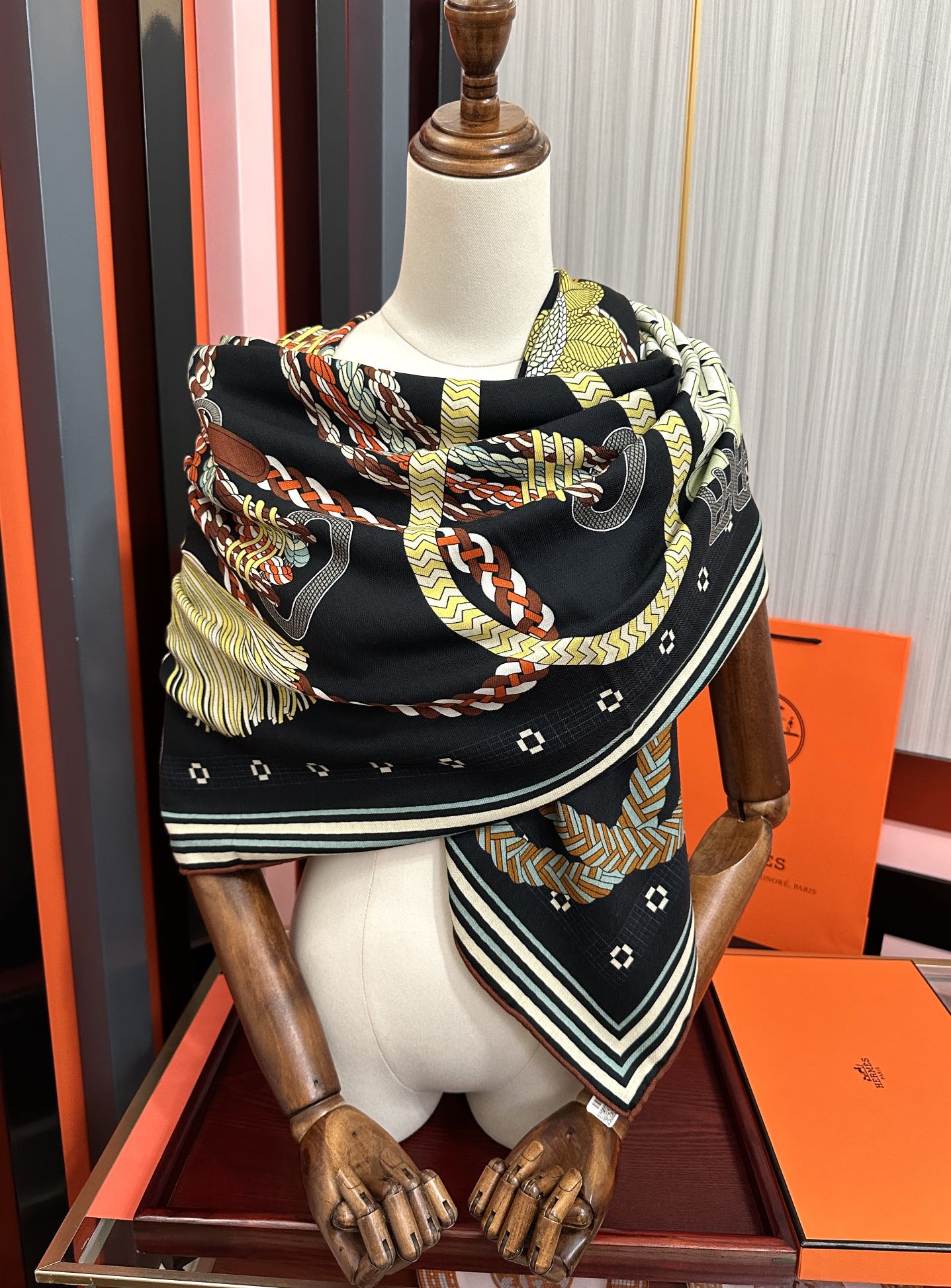 HM 26s Double-sided Scarf 140cm Black Multicolore Silk Velvet 153109