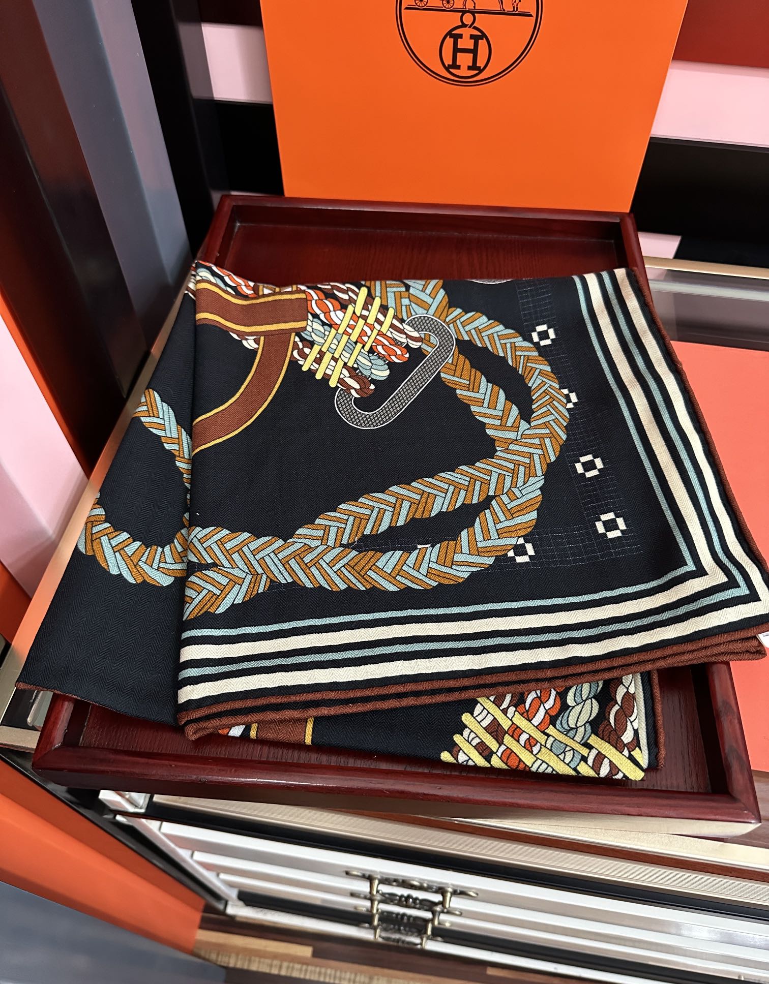 HM 26s Double-sided Scarf 140cm Black Multicolore Silk Velvet 153109