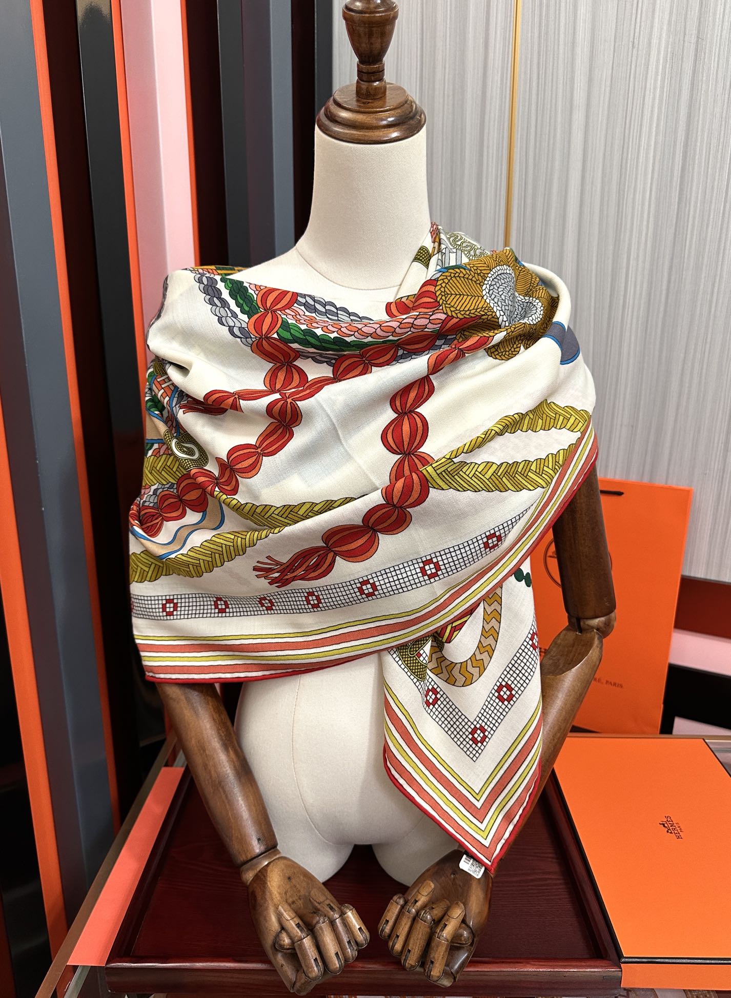HM 26s Double-sided Scarf 140cm Blanc Multicolore Silk Velvet 153110