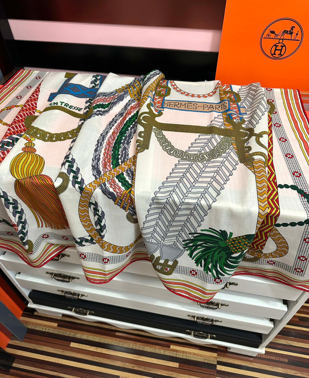HM 26s Double-sided Scarf 140cm Blanc Multicolore Silk Velvet 153110