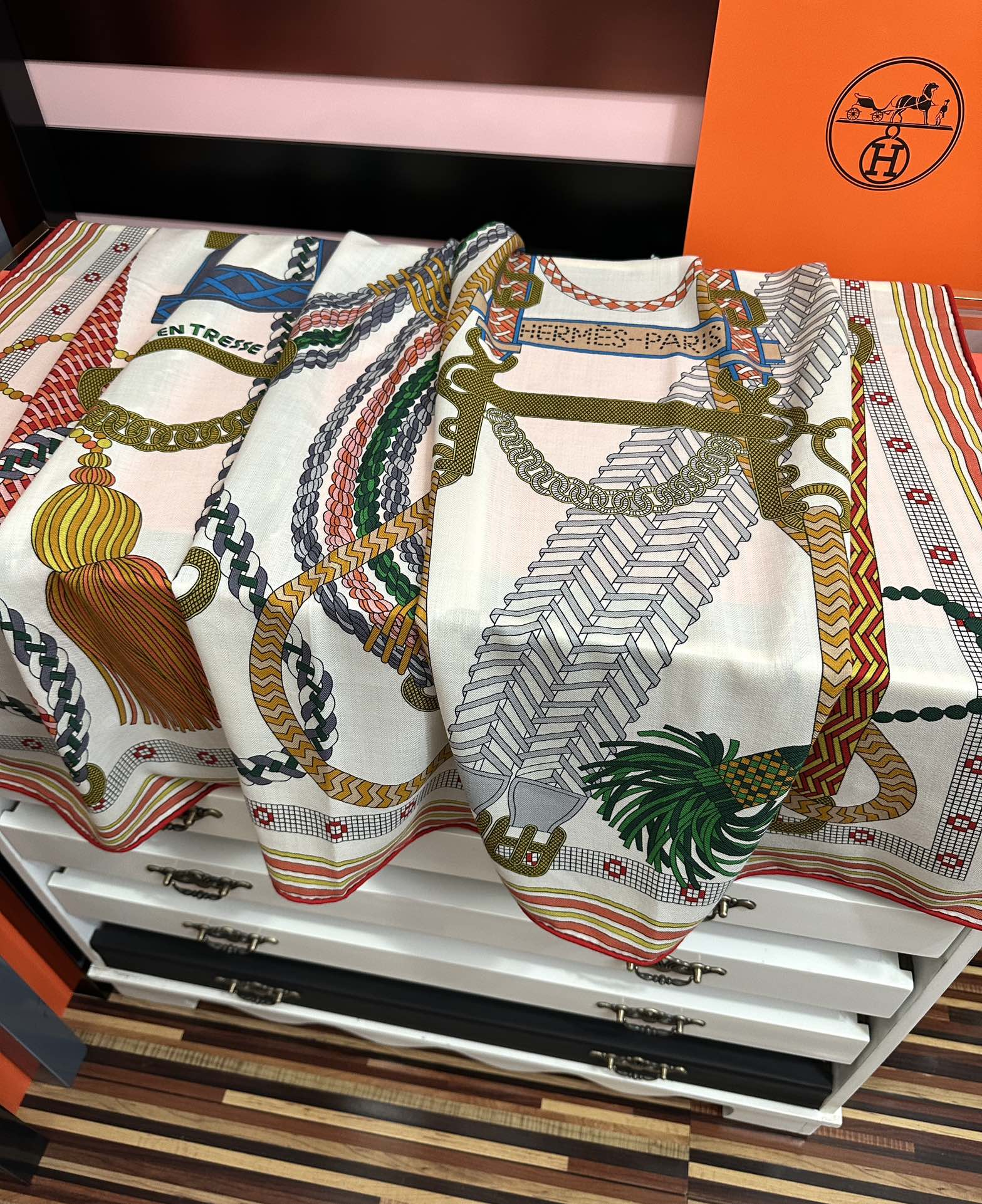 HM 26s Double-sided Scarf 140cm Blanc Multicolore Silk Velvet 153110