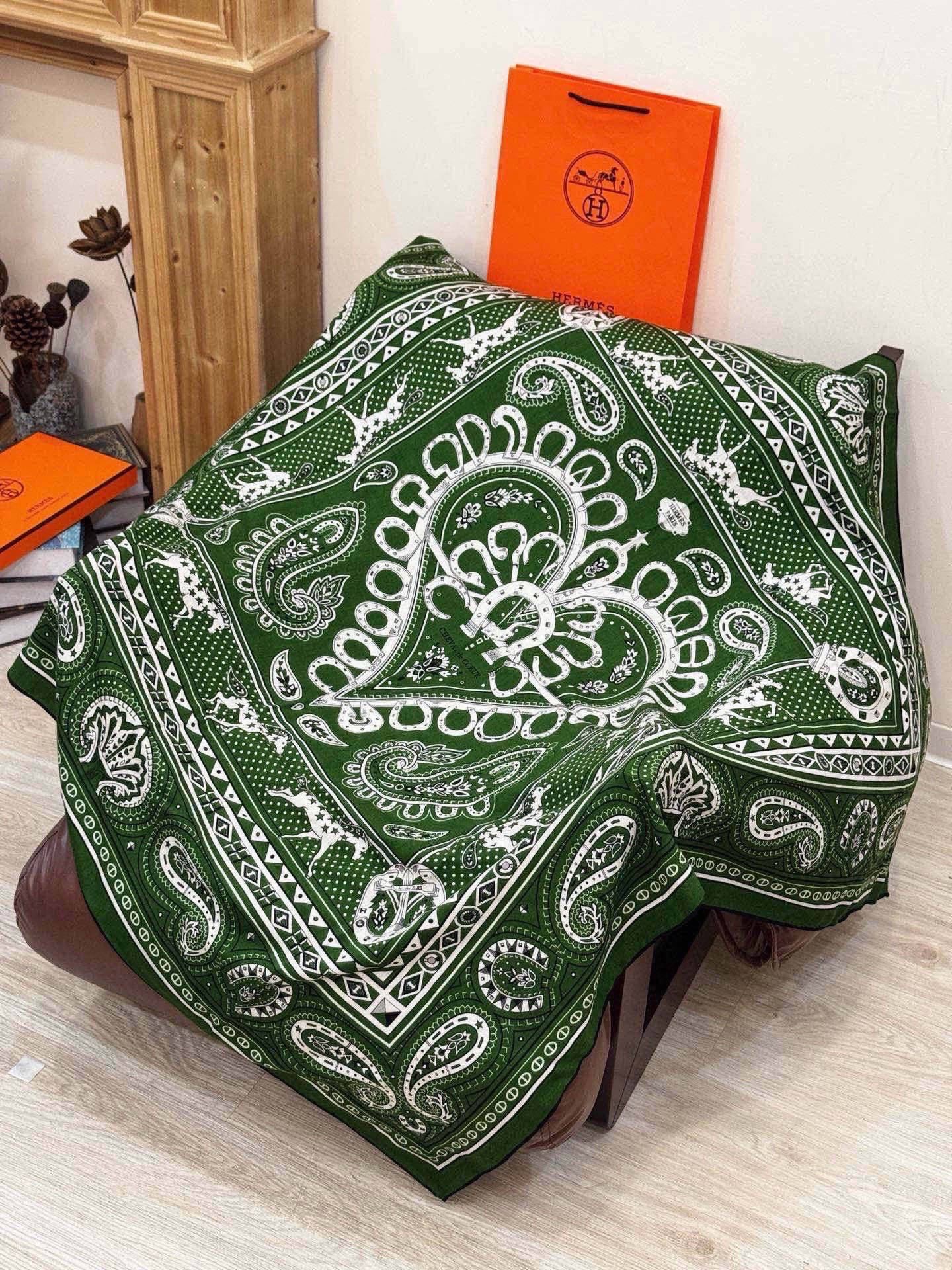 HM Cheval de Coeur Bandana Scarf 140*140cm Green Cashmere Silk 286289