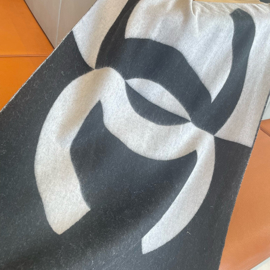 CC Large Double C Scarf 200cm Black White Cashmere 150400