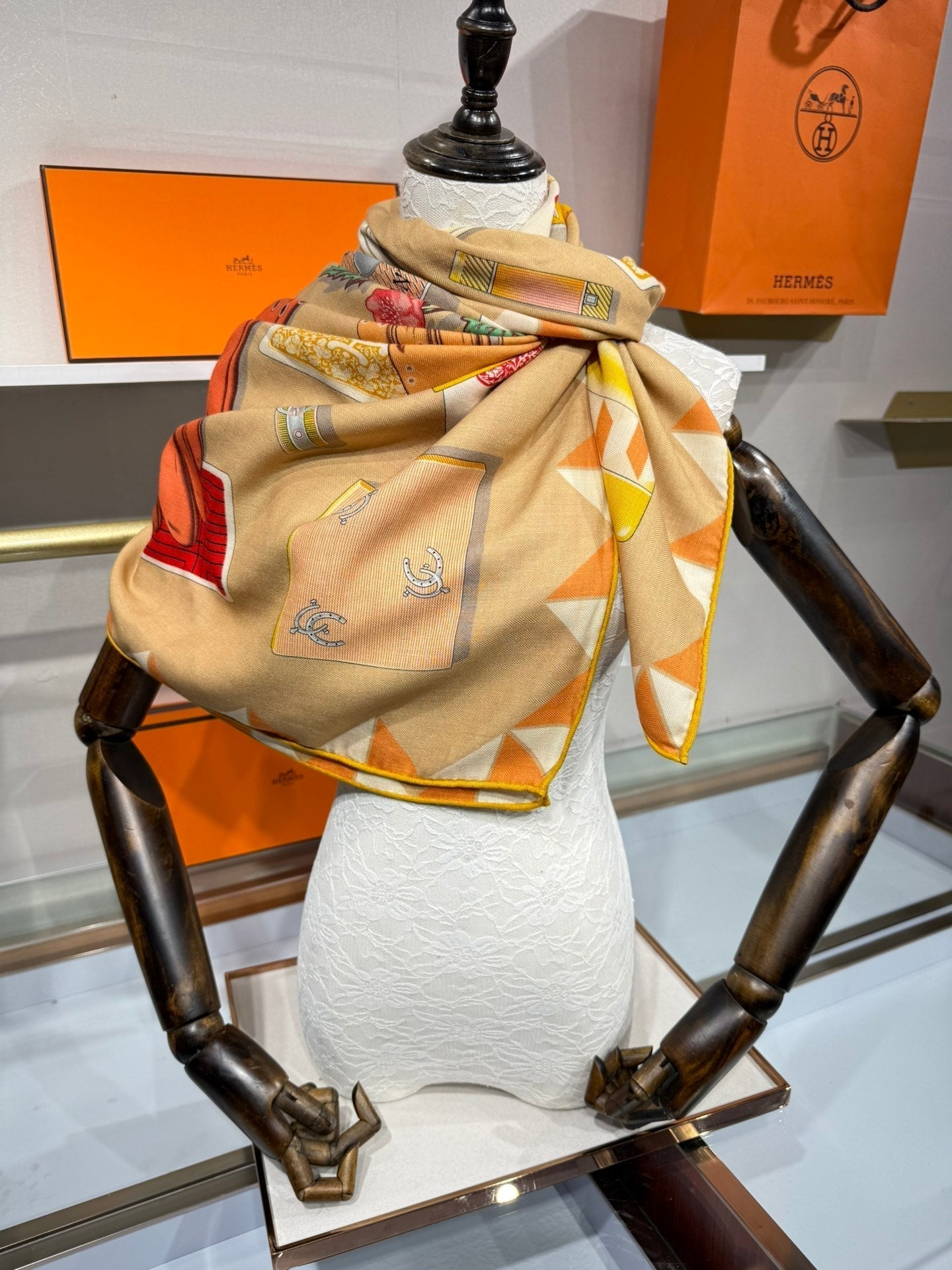 HM L'Heure des Gants Scarf 140 Beige Brown Silk 200689