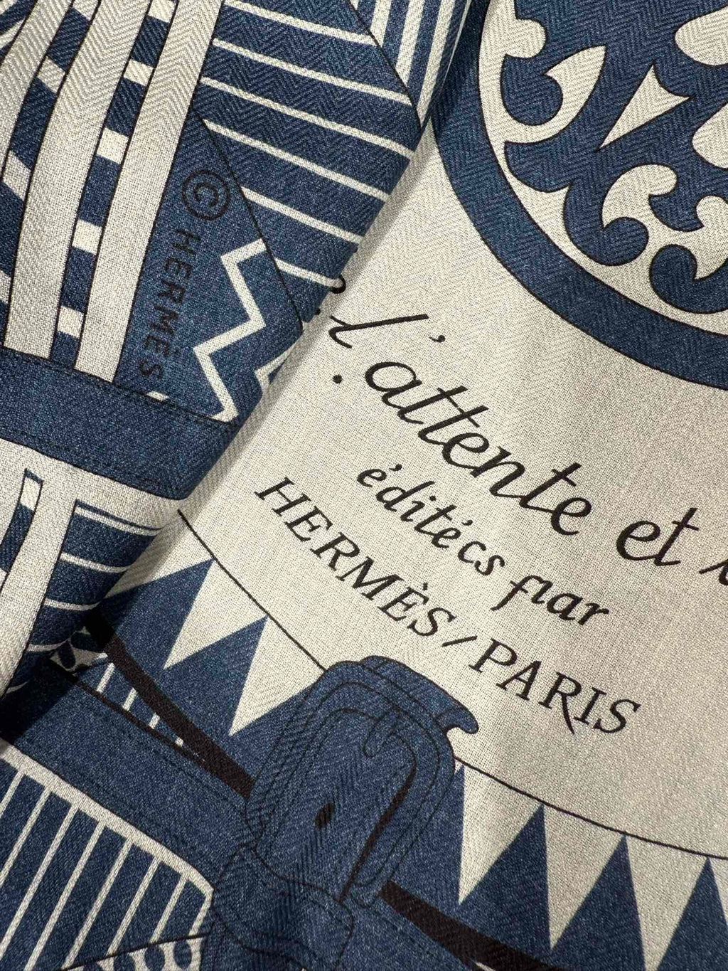 HM Couvertures et Tenues de Jour Bandana Scarf Scarf 140 Ivory Blue Cashmere Silk