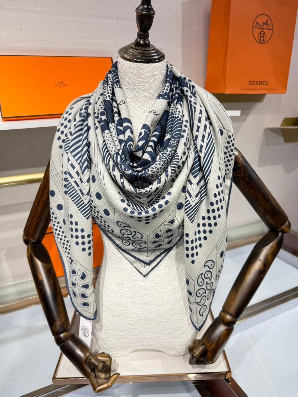 HM Couvertures et Tenues de Jour Bandana Scarf Scarf 140 Ivory Blue Cashmere Silk