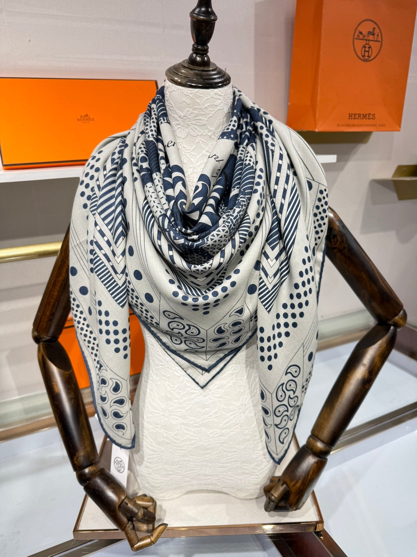HM Couvertures et Tenues de Jour Bandana Scarf Scarf 140 Ivory Blue Cashmere Silk
