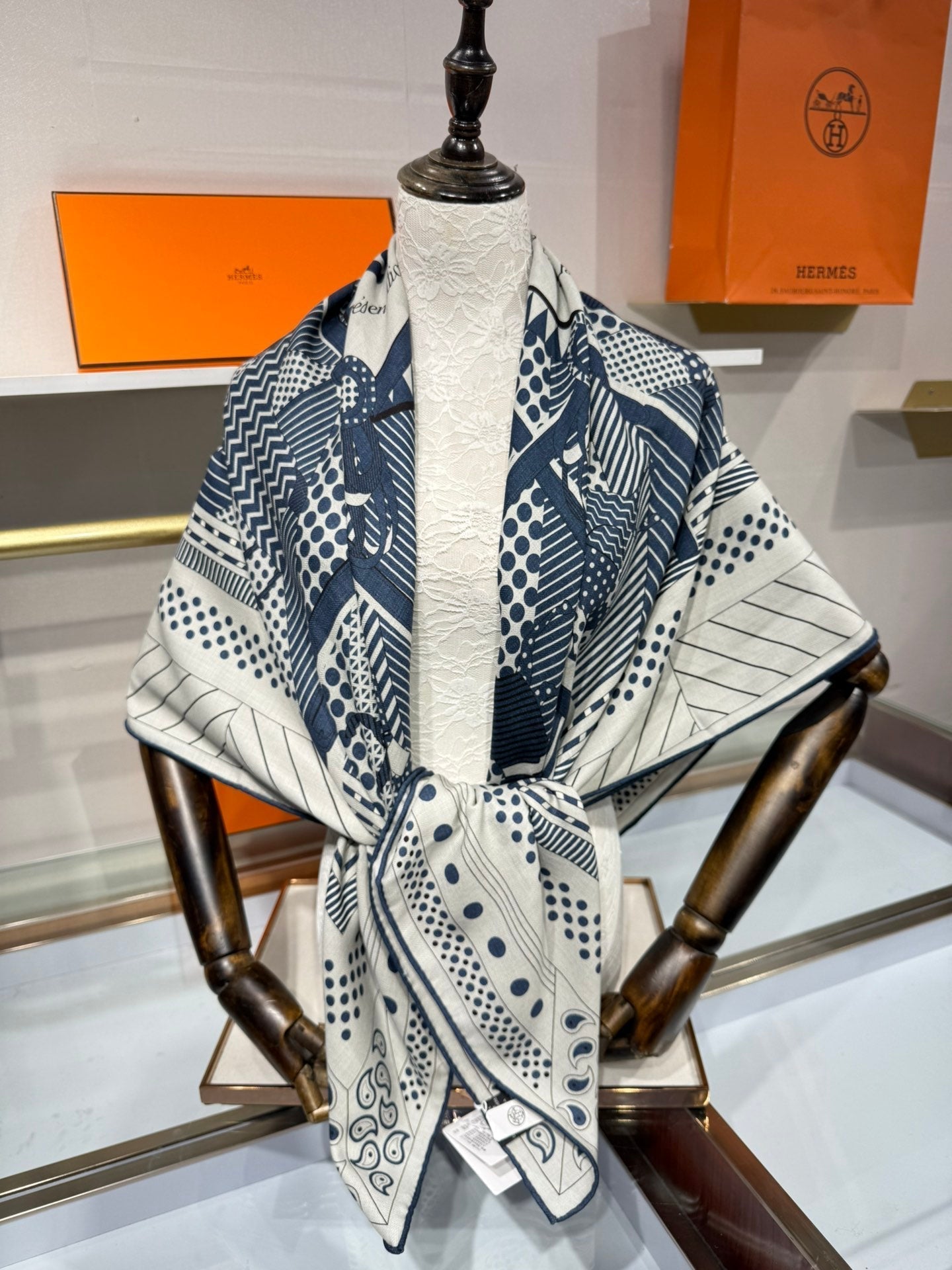 HM Couvertures et Tenues de Jour Bandana Scarf Scarf 140 Ivory Blue Cashmere Silk
